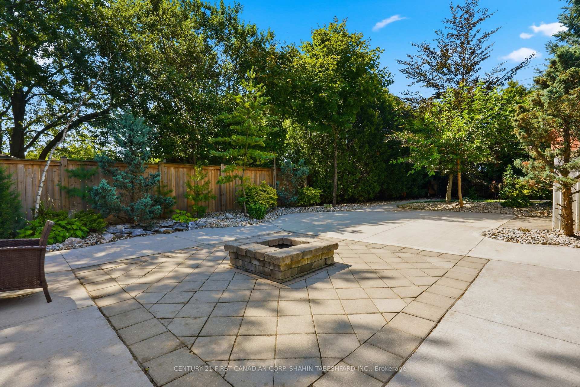 Photo 25 of 252 Ardsley Crescent, London, North I — HOMEH