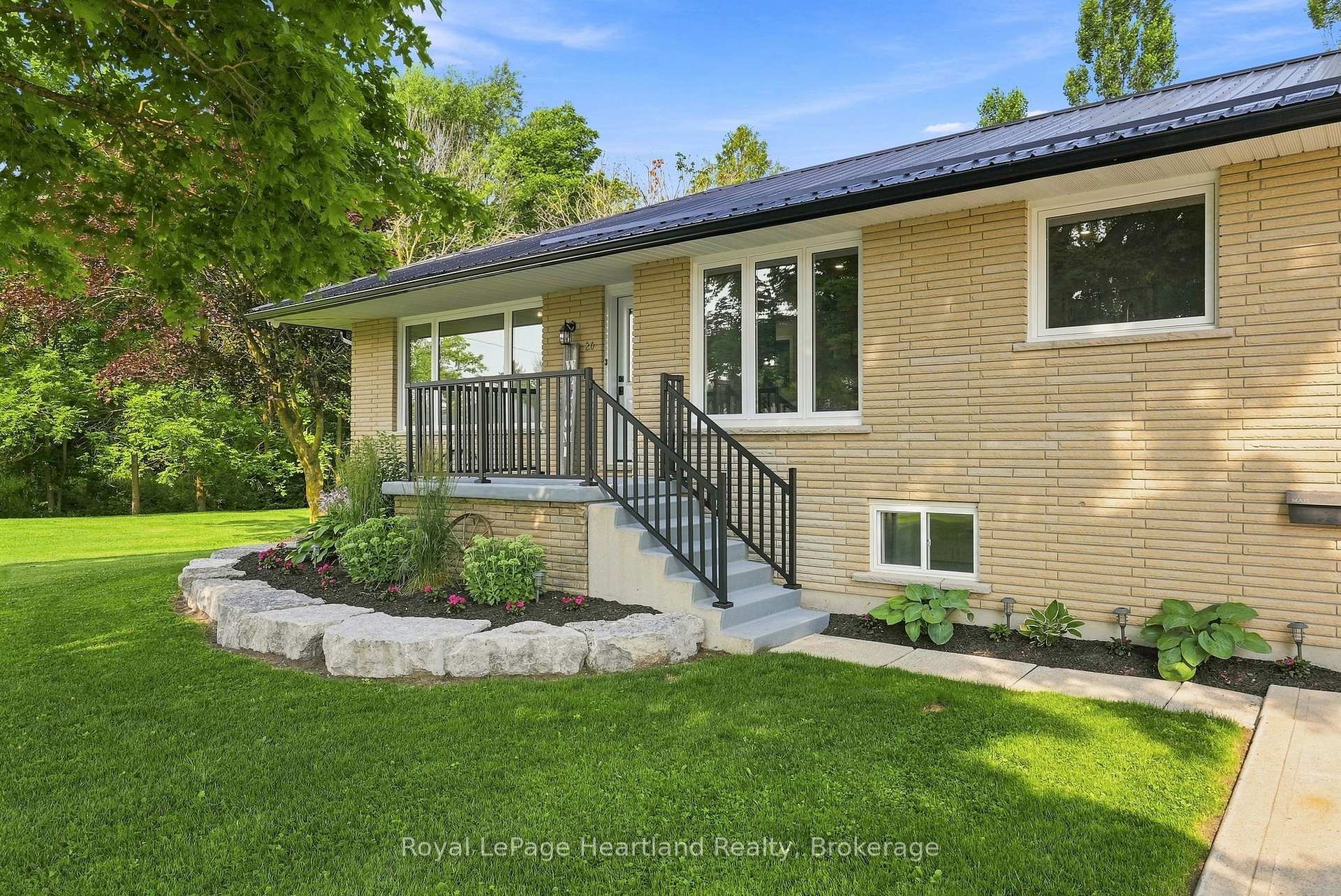 Photo 5 of 20 Queen Street W, Minto — HOMEH