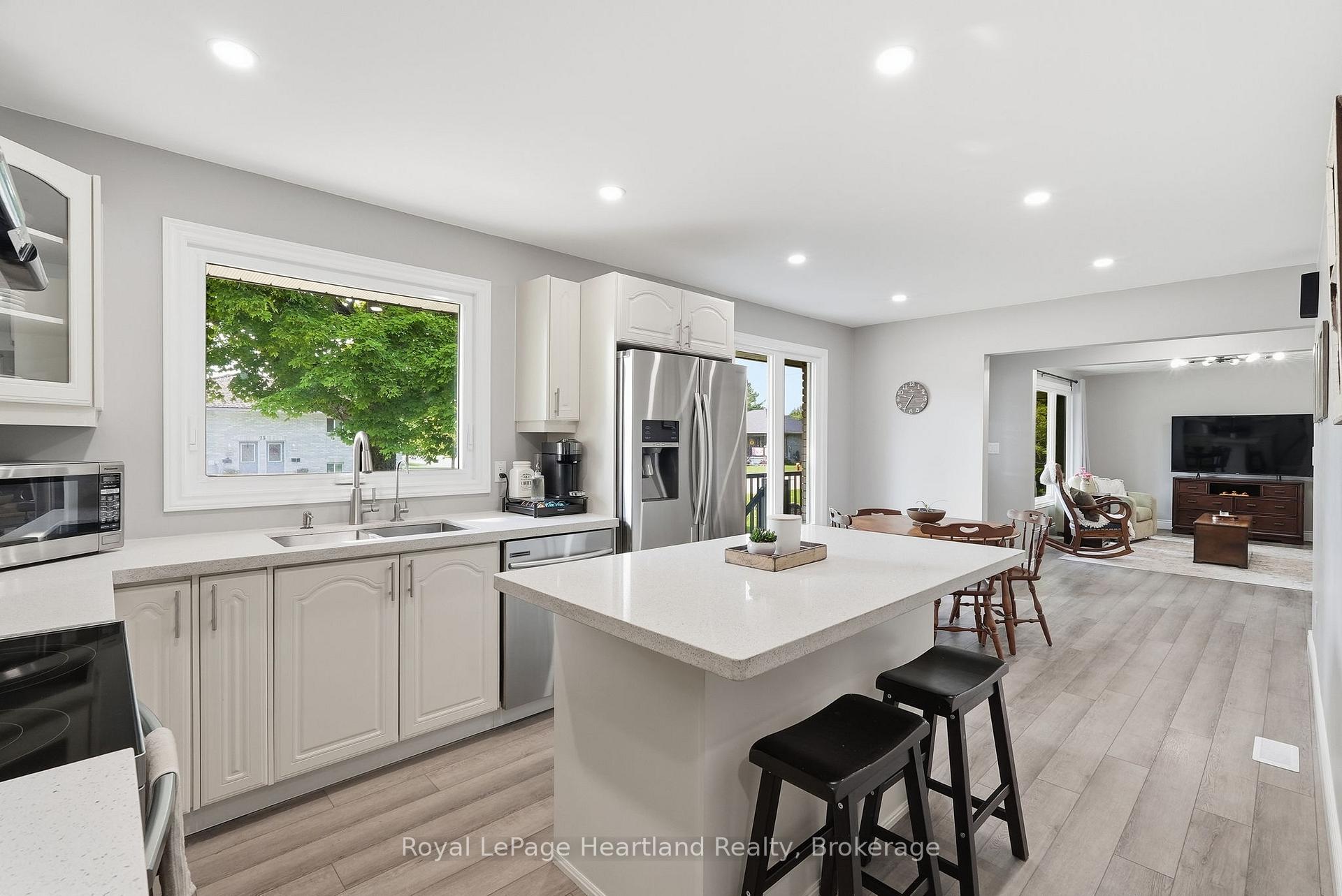 Photo 15 of 20 Queen Street W, Minto — HOMEH