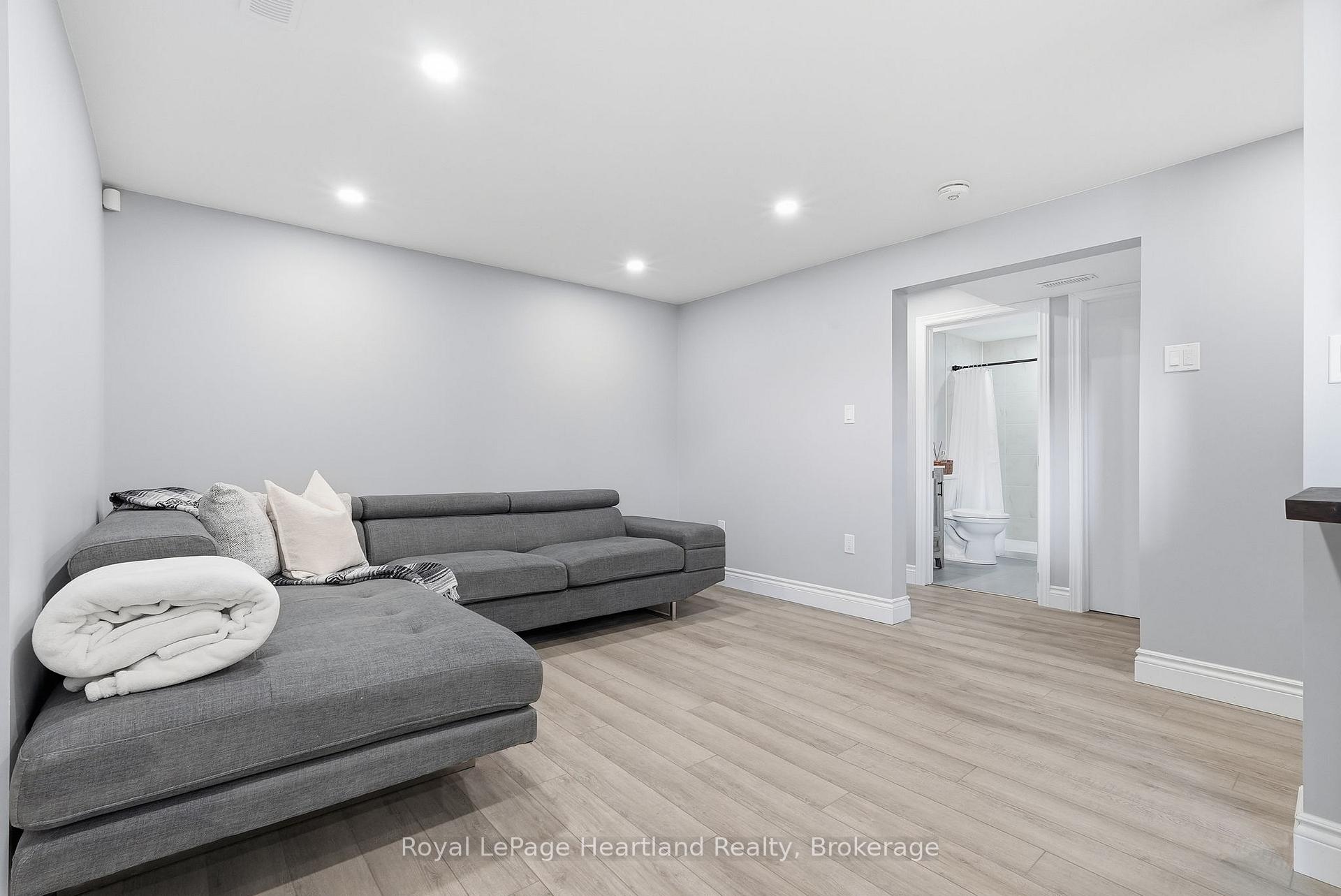 Photo 21 of 20 Queen Street W, Minto — HOMEH