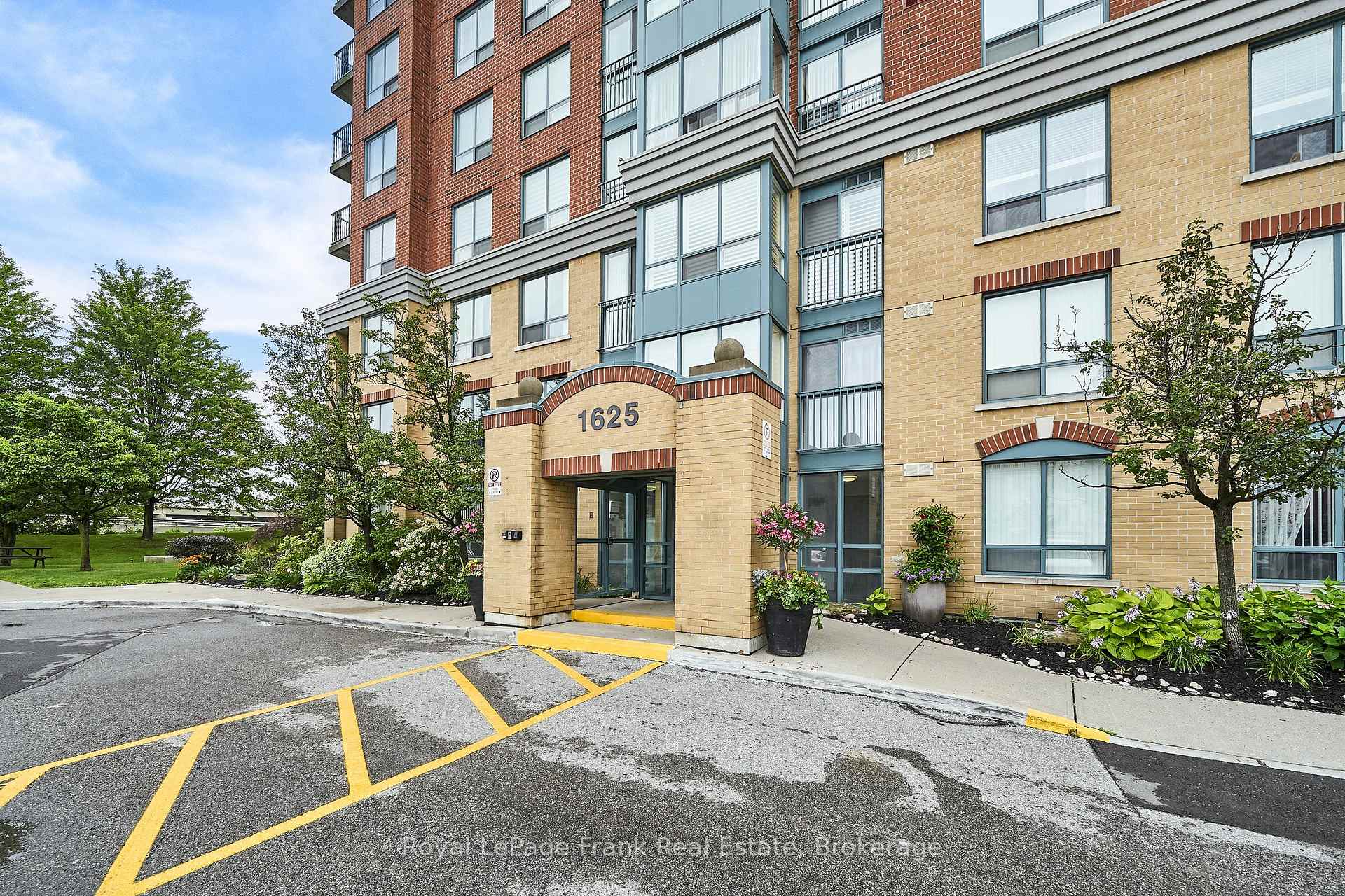 Photo 2 of Unit 808, 1625 Pickering Parkway, Pickering, Village East — HOMEH