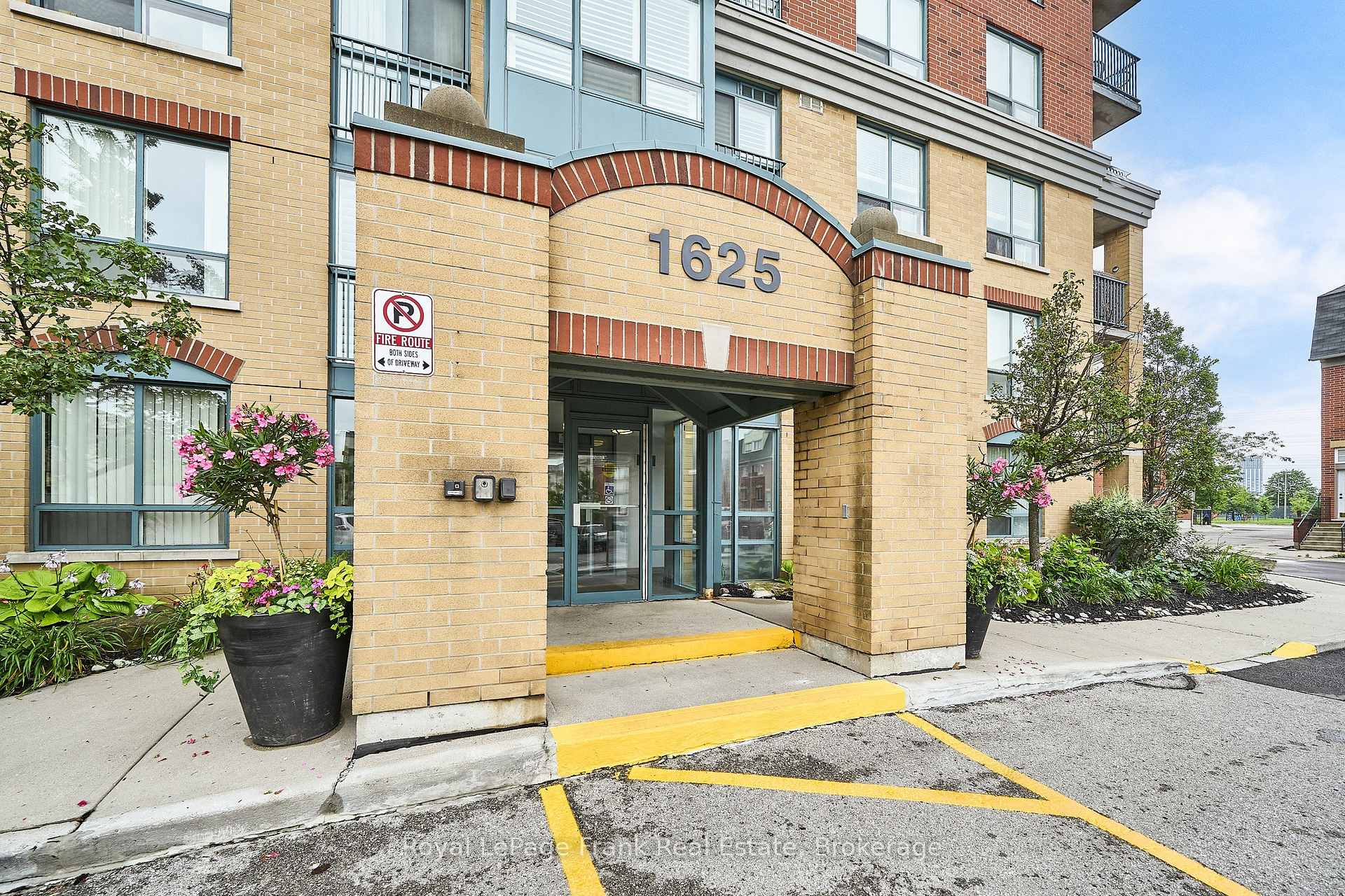 Photo 3 of Unit 808, 1625 Pickering Parkway, Pickering, Village East — HOMEH