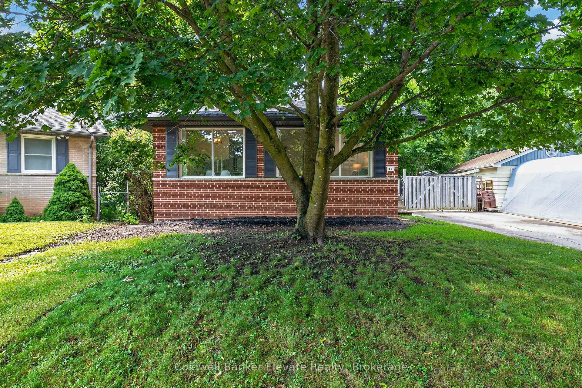 Photo 2 of 46 McIntyre Crescent, Halton Hills, Georgetown — HOMEH