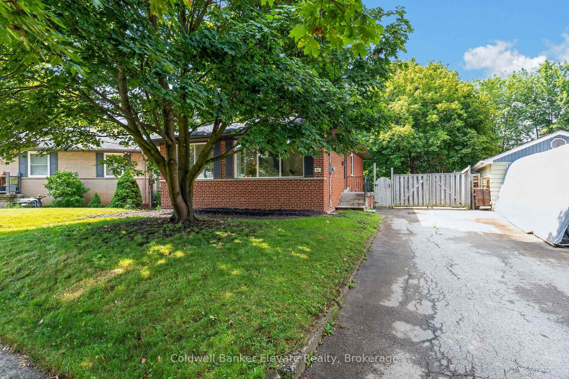 Photo 3 of 46 McIntyre Crescent, Halton Hills, Georgetown — HOMEH