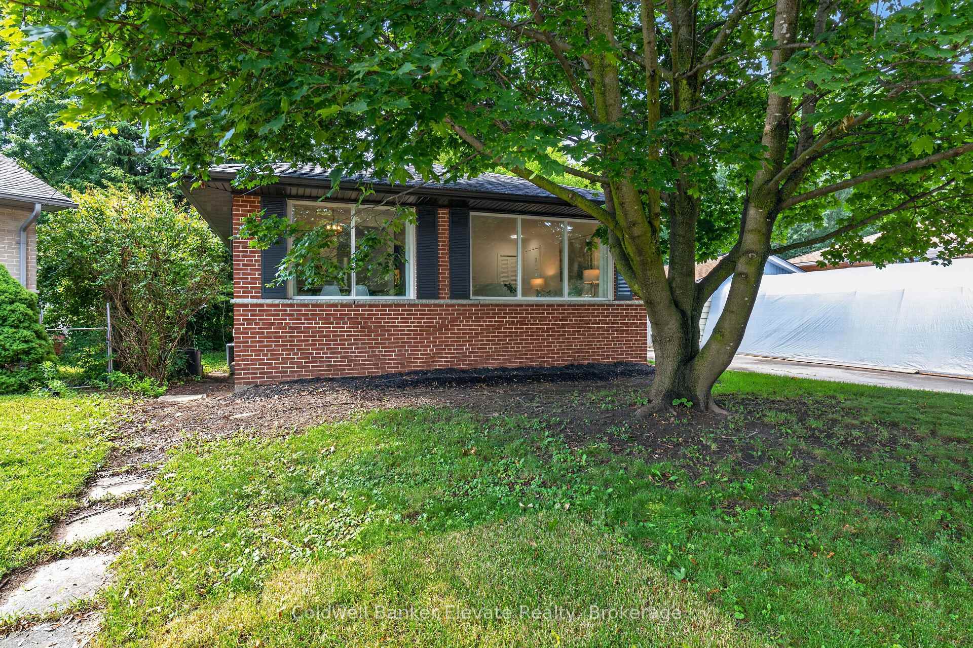 Photo 4 of 46 McIntyre Crescent, Halton Hills, Georgetown — HOMEH