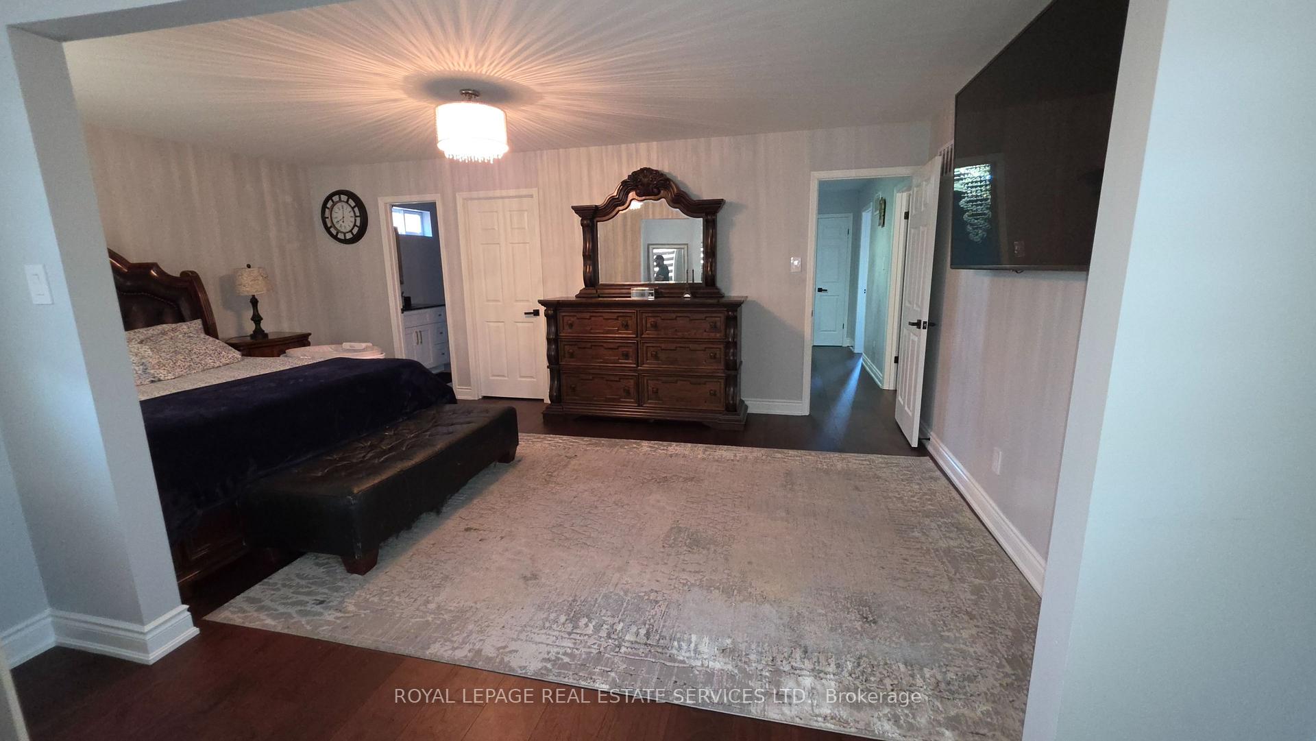 Photo 2 of 323 Winfield Terrace, Mississauga, Hurontario — HOMEH