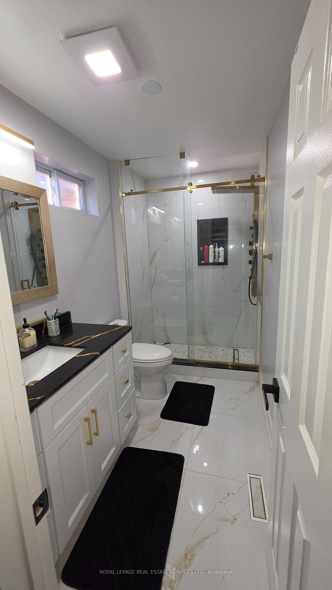 Photo 3 of 323 Winfield Terrace, Mississauga, Hurontario — HOMEH
