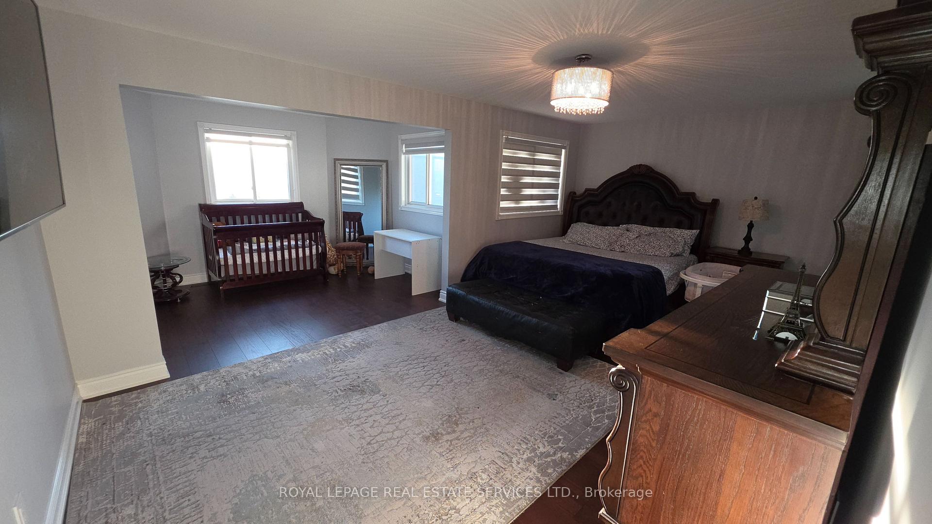 Photo 4 of 323 Winfield Terrace, Mississauga, Hurontario — HOMEH