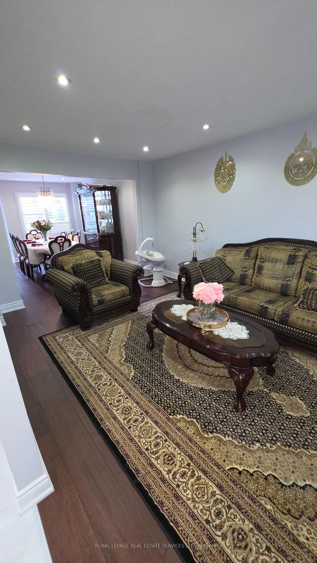 Photo 15 of 323 Winfield Terrace, Mississauga, Hurontario — HOMEH
