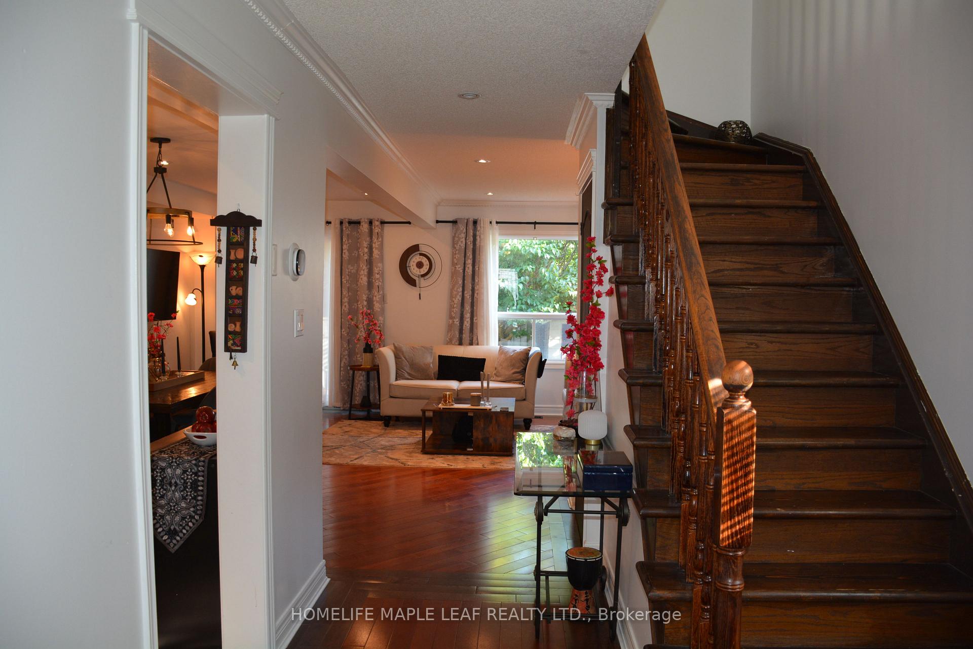Photo 4 of 29 Stonebriar Drive, Vaughan, Maple — HOMEH