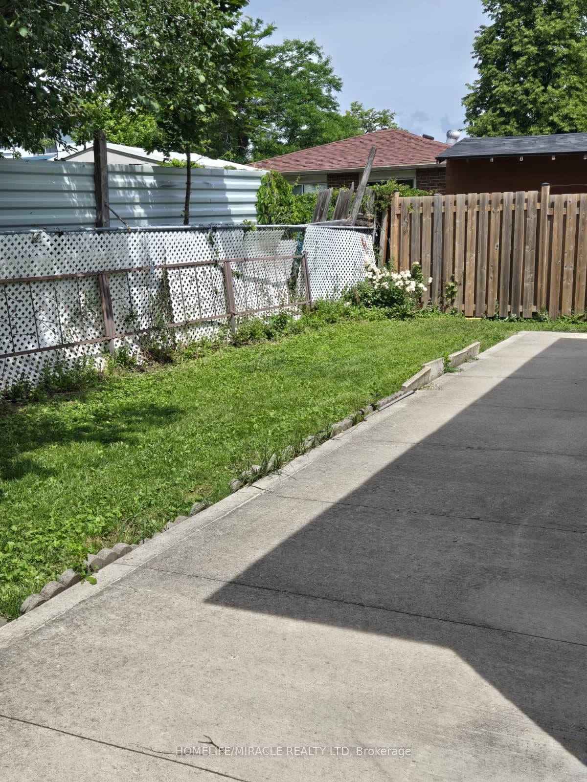 Photo 42 of 505 Silverstone Drive, Etobicoke, West Humber-Clairville — HOMEH