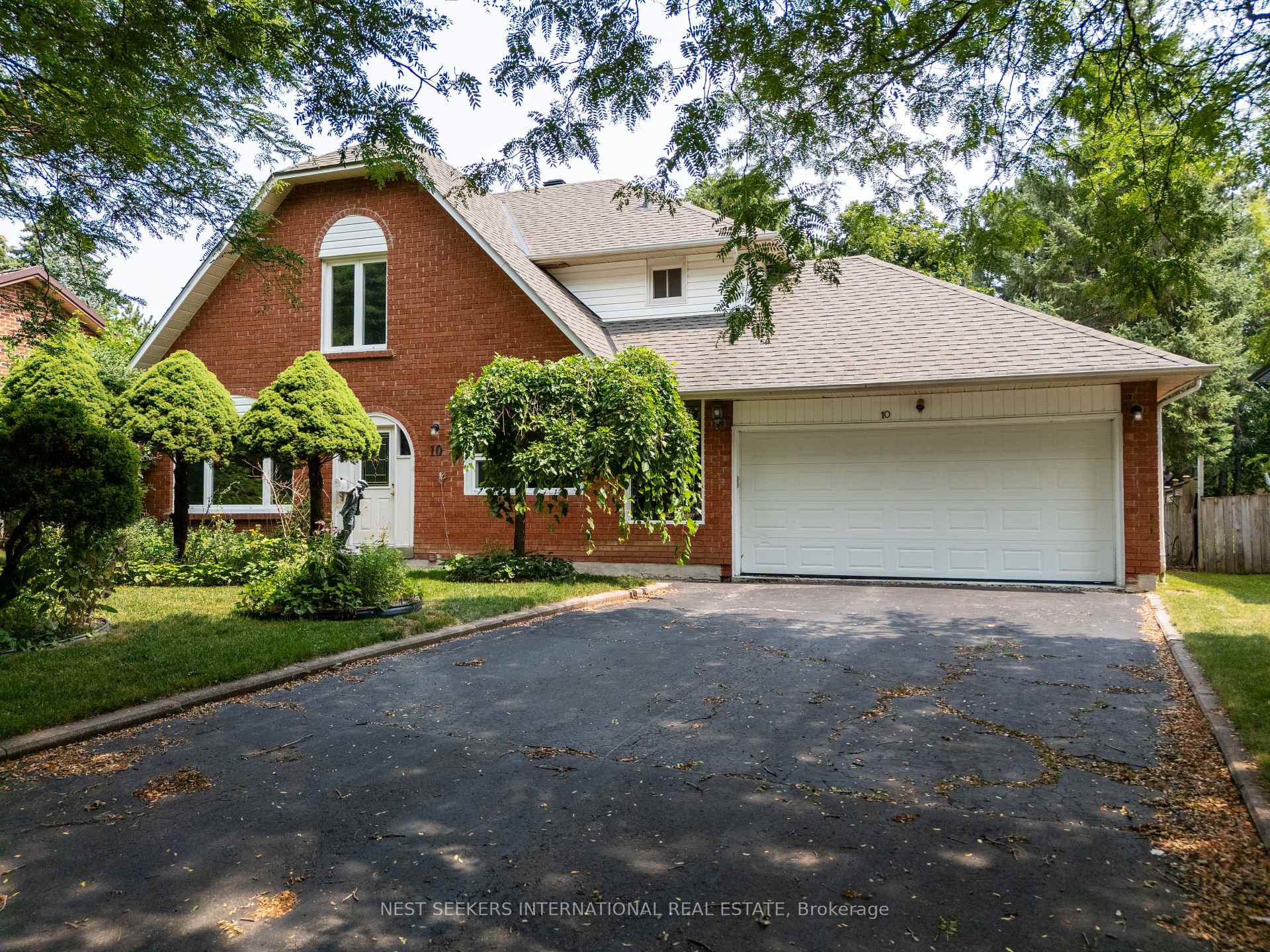 Front of 10 Lennox Court