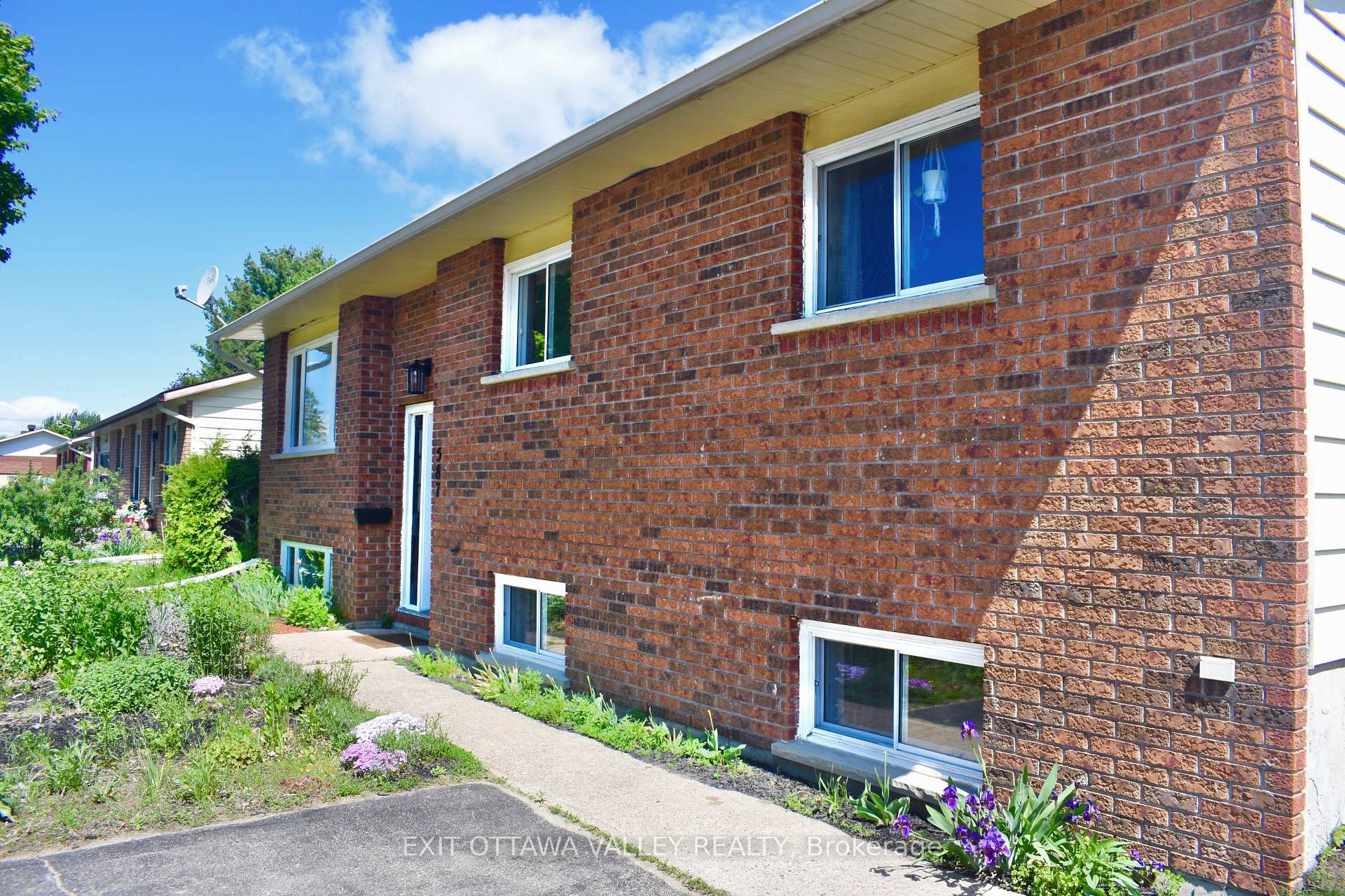 Photo 2 of 587 Alfred Street E, Pembroke, Pembroke — HOMEH