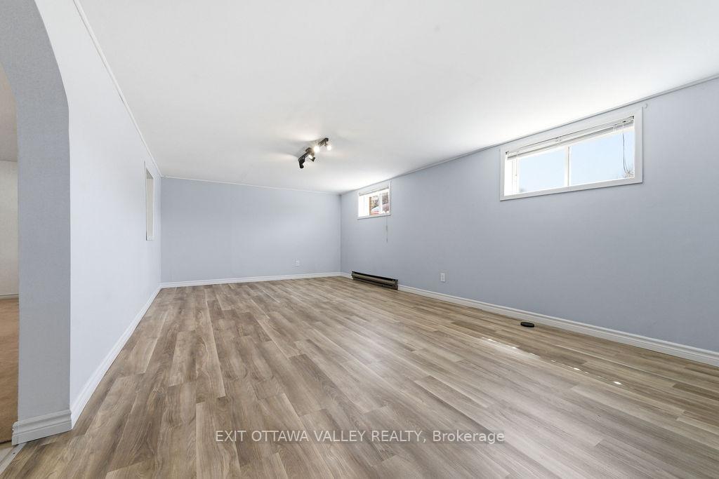 Photo 20 of 587 Alfred Street E, Pembroke, Pembroke — HOMEH