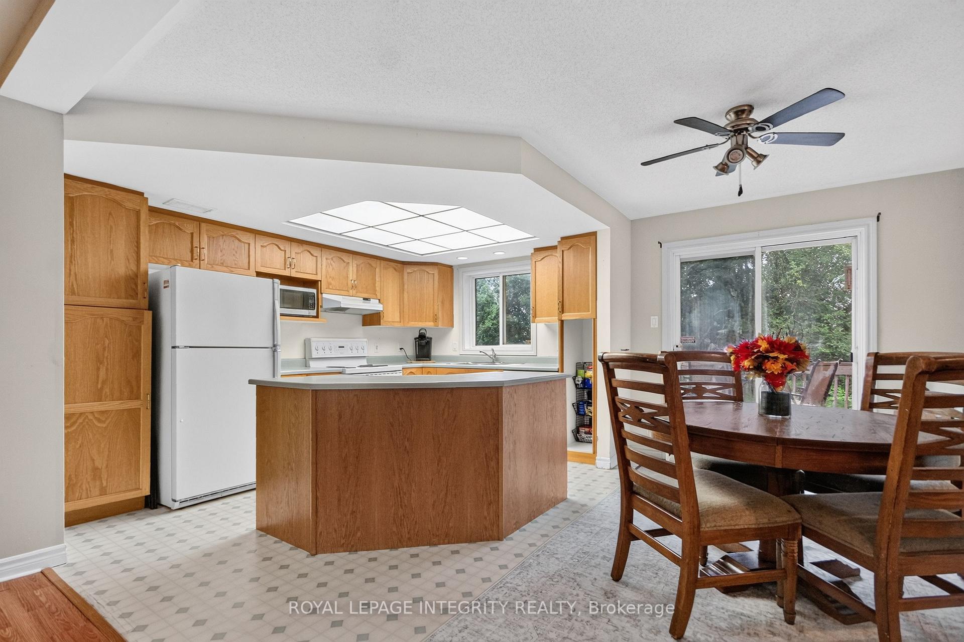 Photo 6 of 8308 Rosefire Drive, Ottawa, Metcalfe — HOMEH
