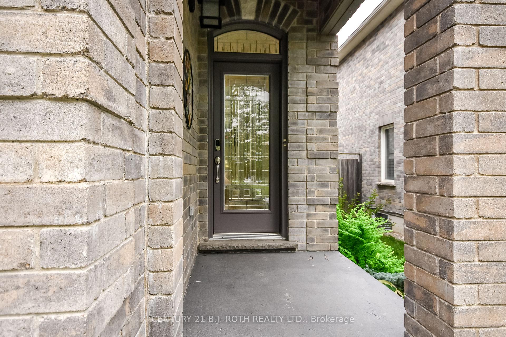 Photo 2 of 20 Falcon Crescent, Barrie, Innis-Shore — HOMEH
