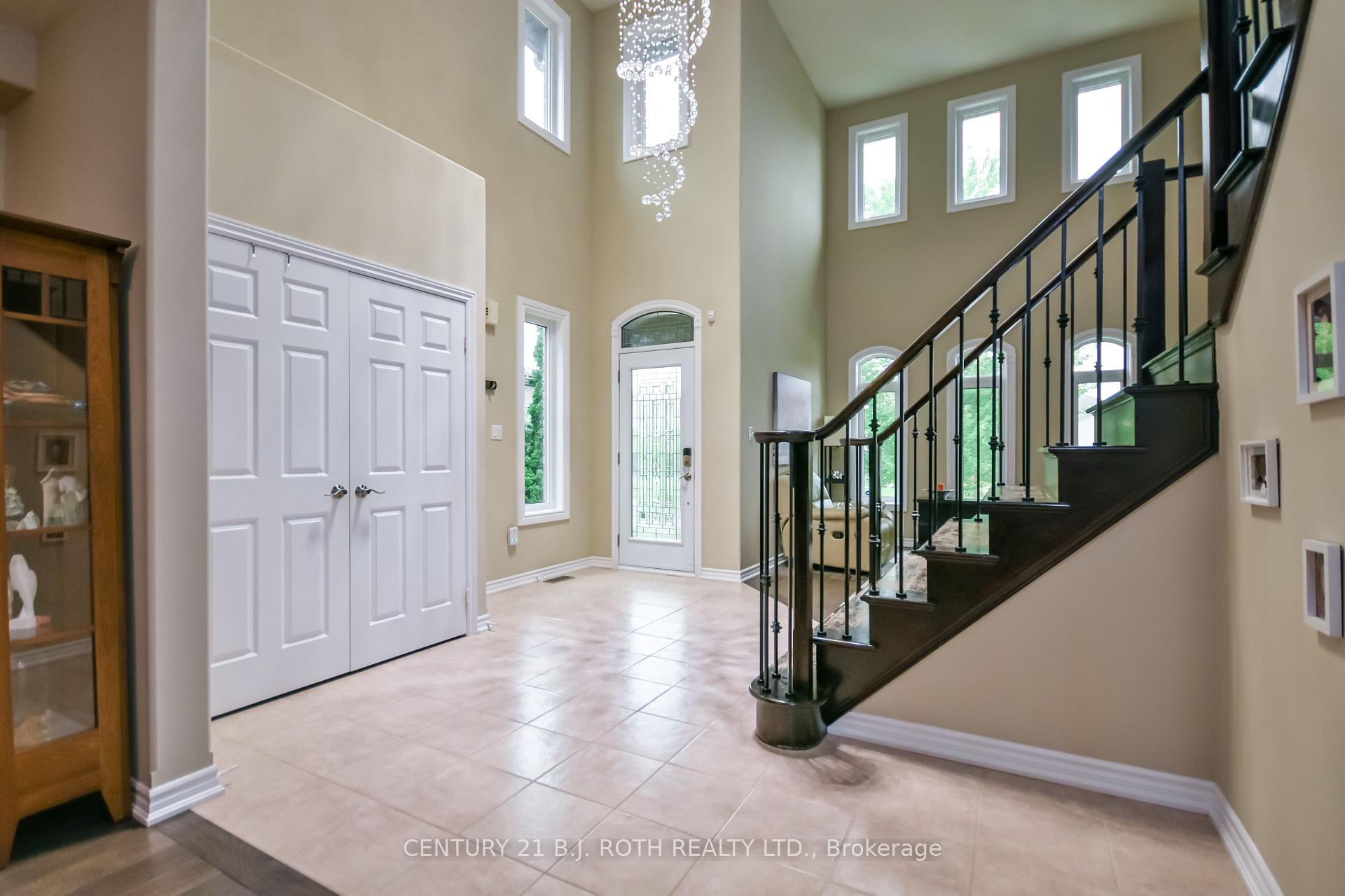 Photo 3 of 20 Falcon Crescent, Barrie, Innis-Shore — HOMEH