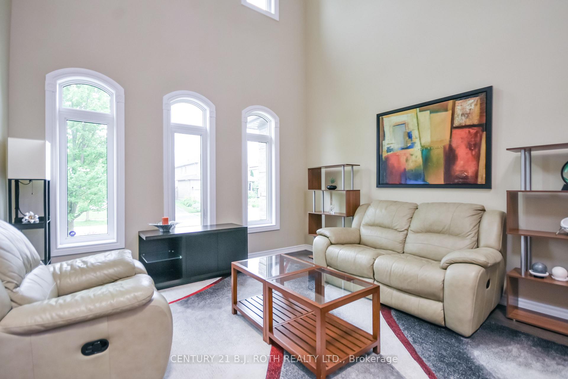 Photo 4 of 20 Falcon Crescent, Barrie, Innis-Shore — HOMEH