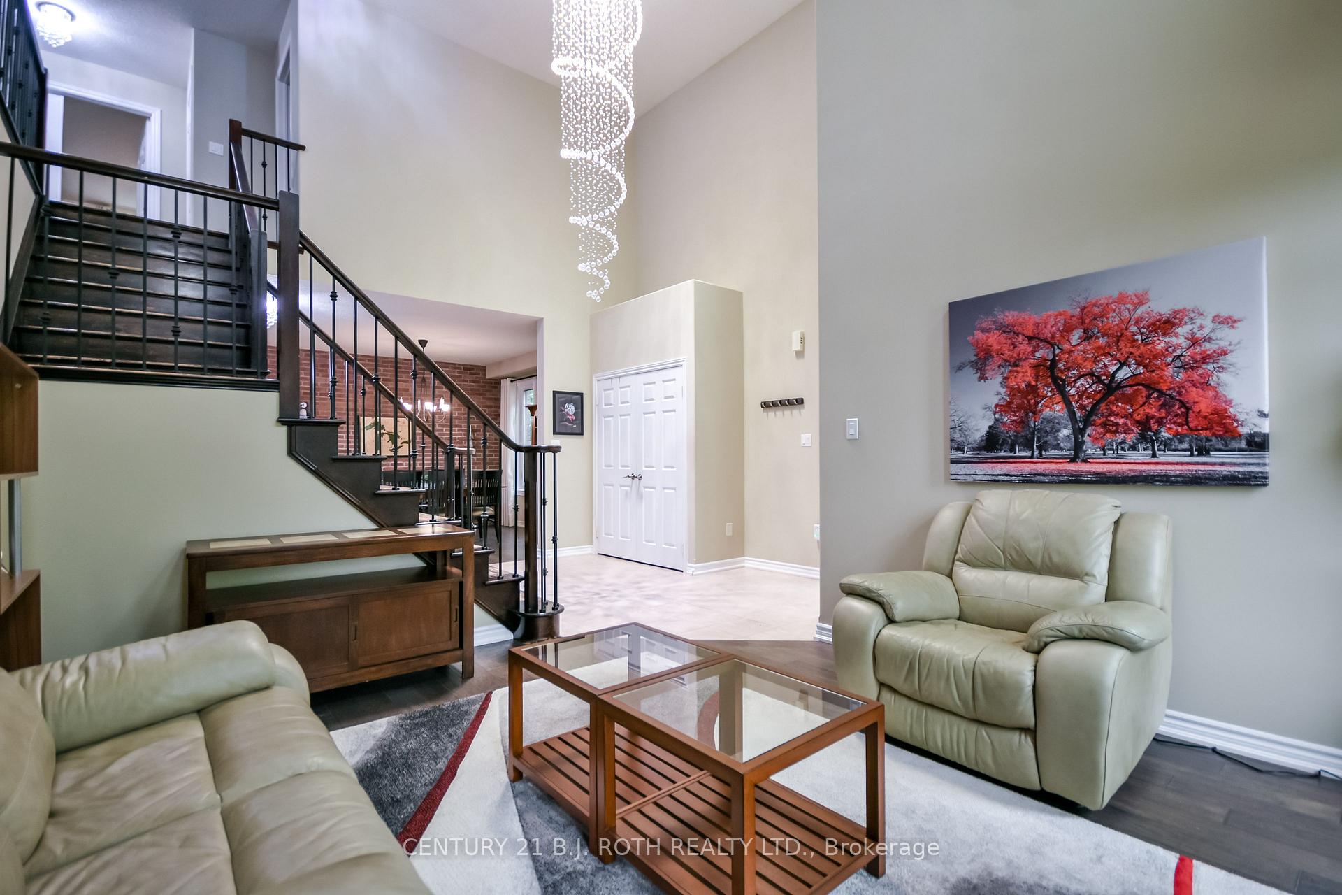 Photo 5 of 20 Falcon Crescent, Barrie, Innis-Shore — HOMEH
