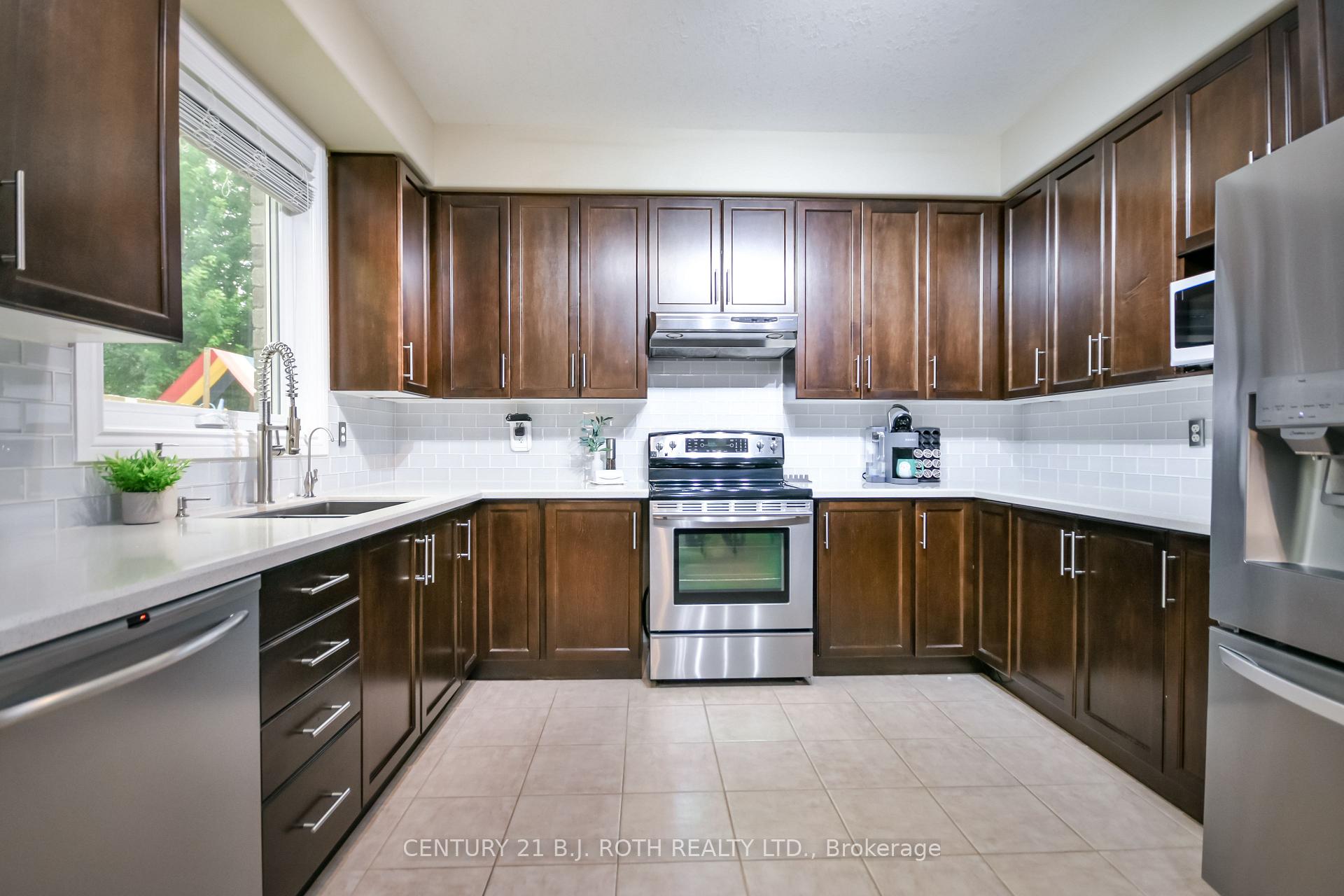Photo 9 of 20 Falcon Crescent, Barrie, Innis-Shore — HOMEH