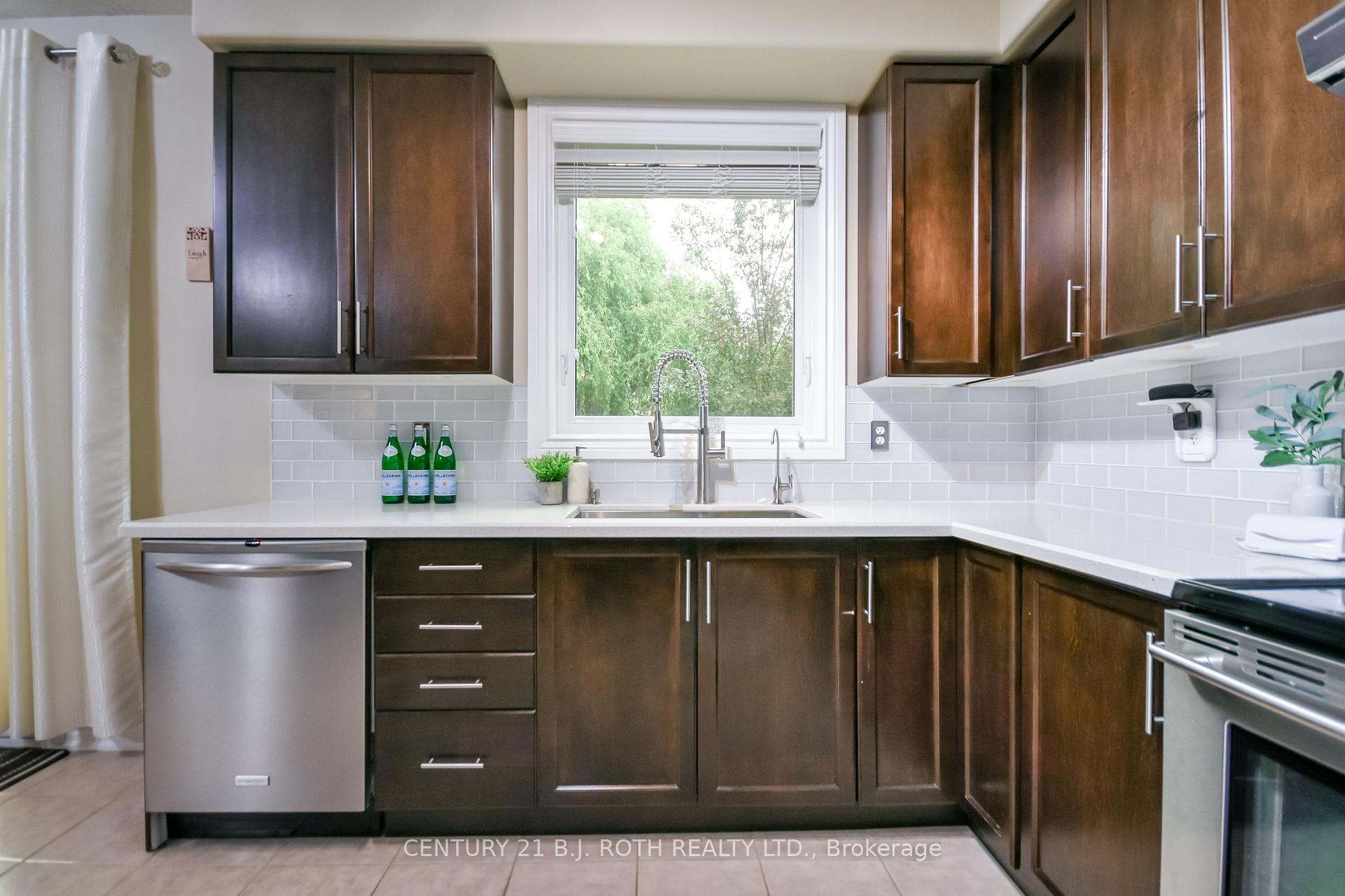 Photo 10 of 20 Falcon Crescent, Barrie, Innis-Shore — HOMEH