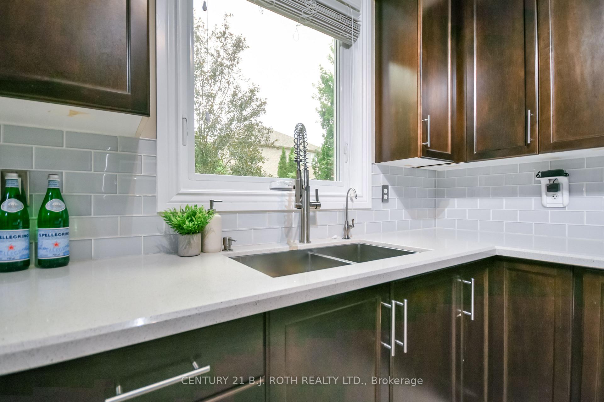 Photo 11 of 20 Falcon Crescent, Barrie, Innis-Shore — HOMEH