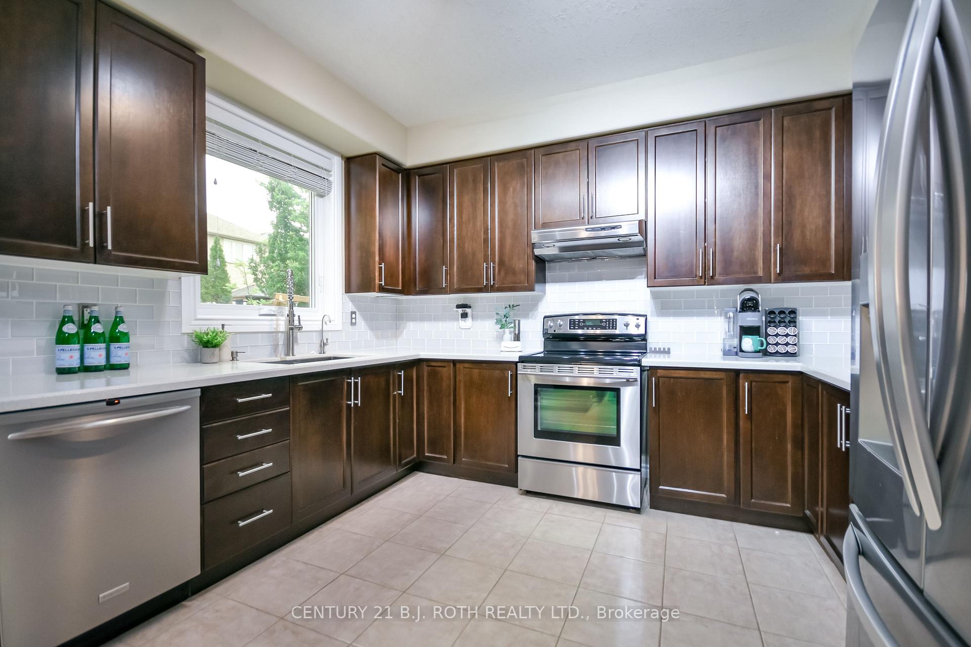 Photo 12 of 20 Falcon Crescent, Barrie, Innis-Shore — HOMEH
