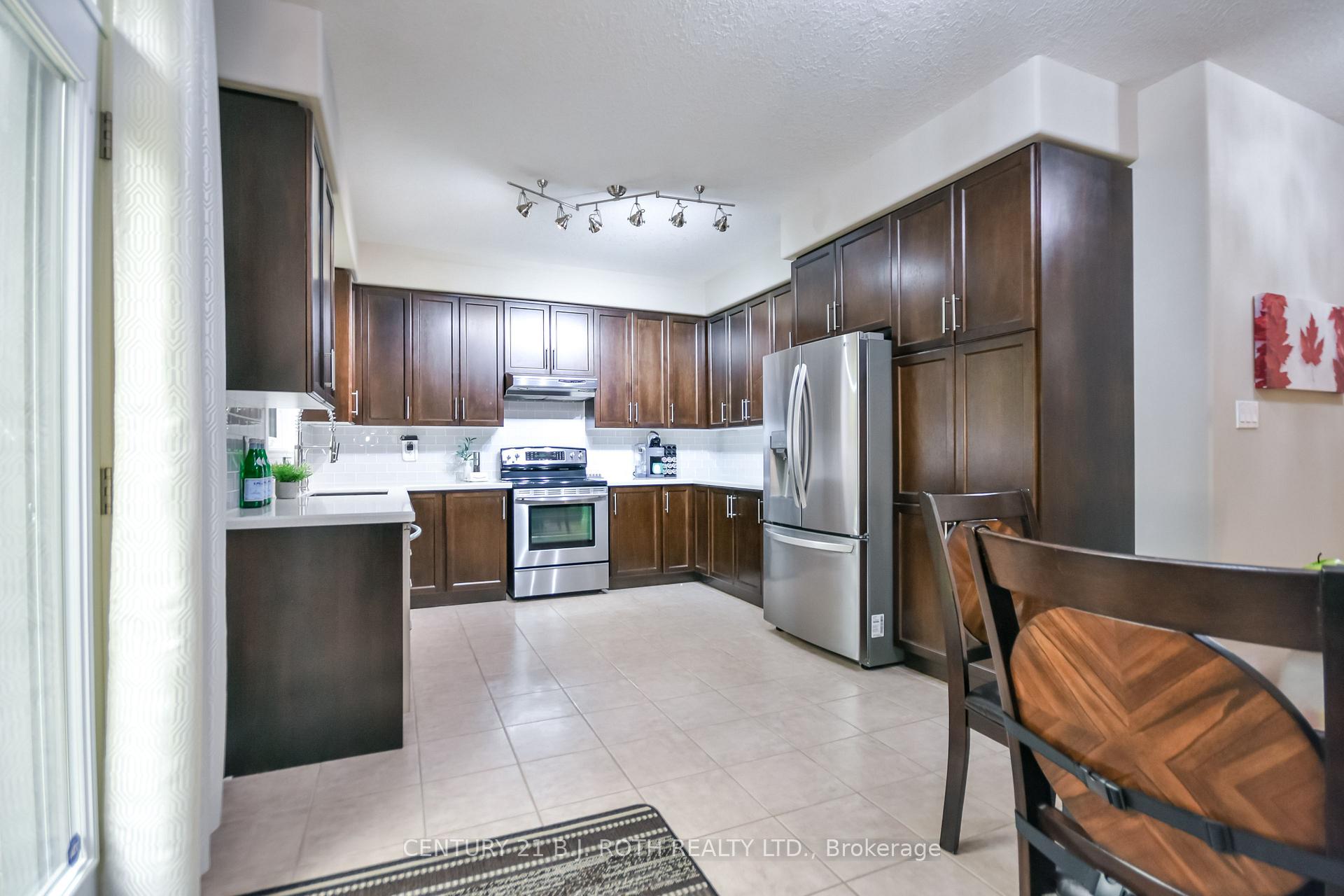 Photo 13 of 20 Falcon Crescent, Barrie, Innis-Shore — HOMEH