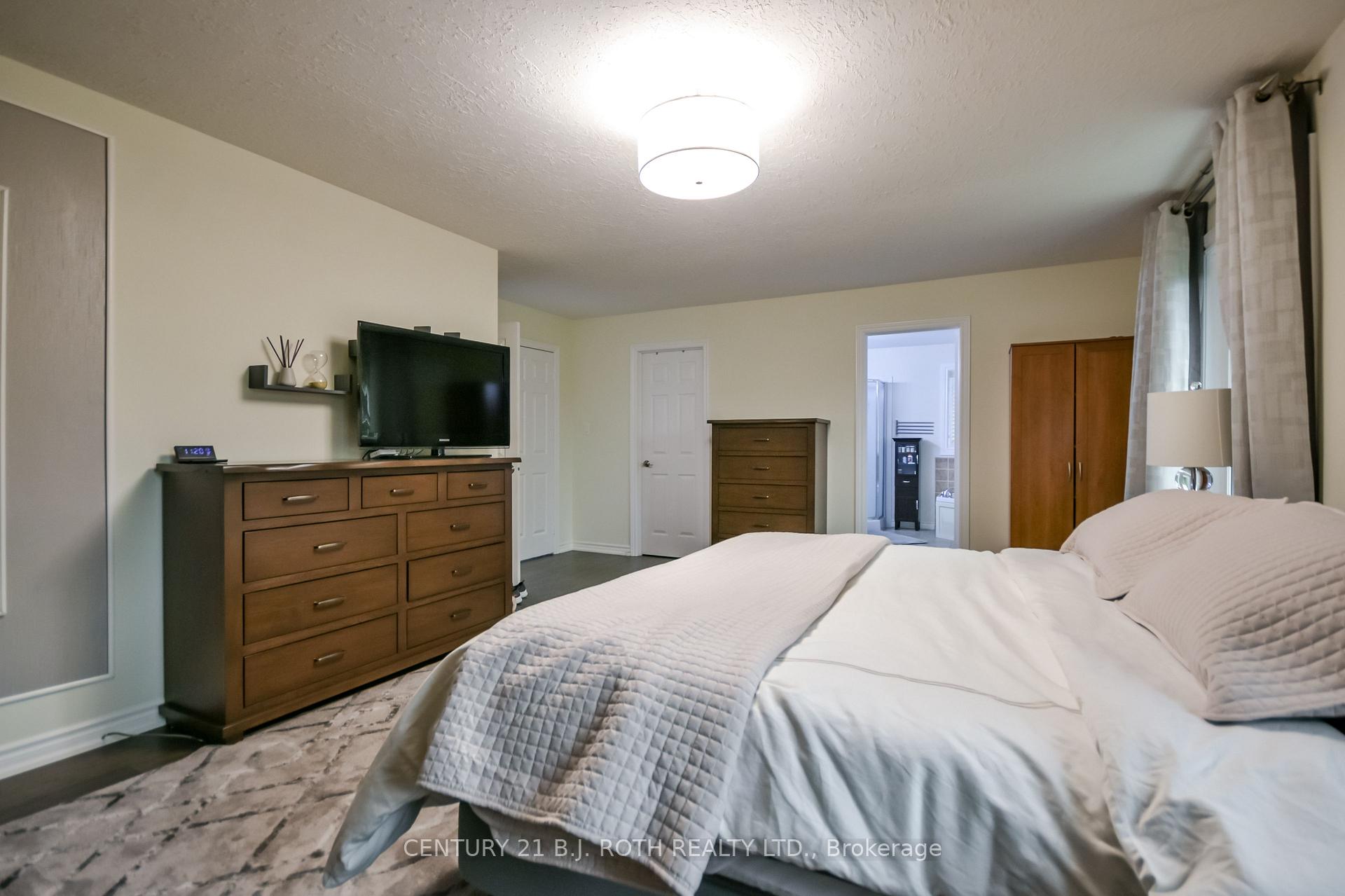 Photo 24 of 20 Falcon Crescent, Barrie, Innis-Shore — HOMEH