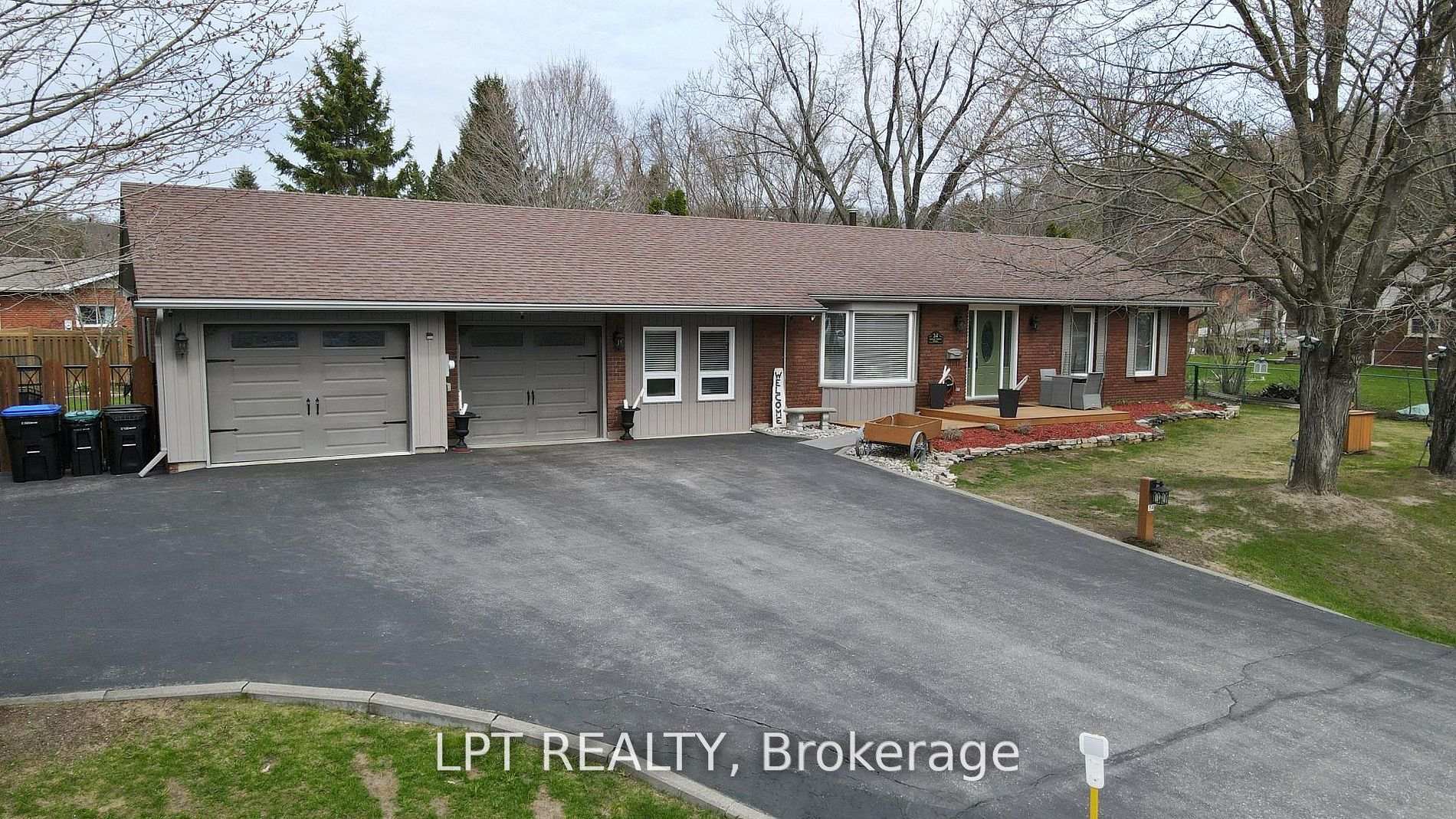 Photo 2 of 34 Cedar Creek Road, Springwater, Midhurst — HOMEH