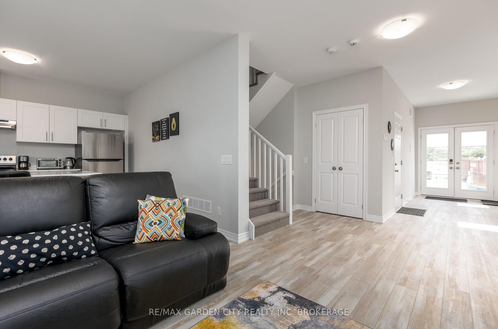 Photo 10 of 33 Bounty Avenue, Thorold, Rolling Meadows — HOMEH