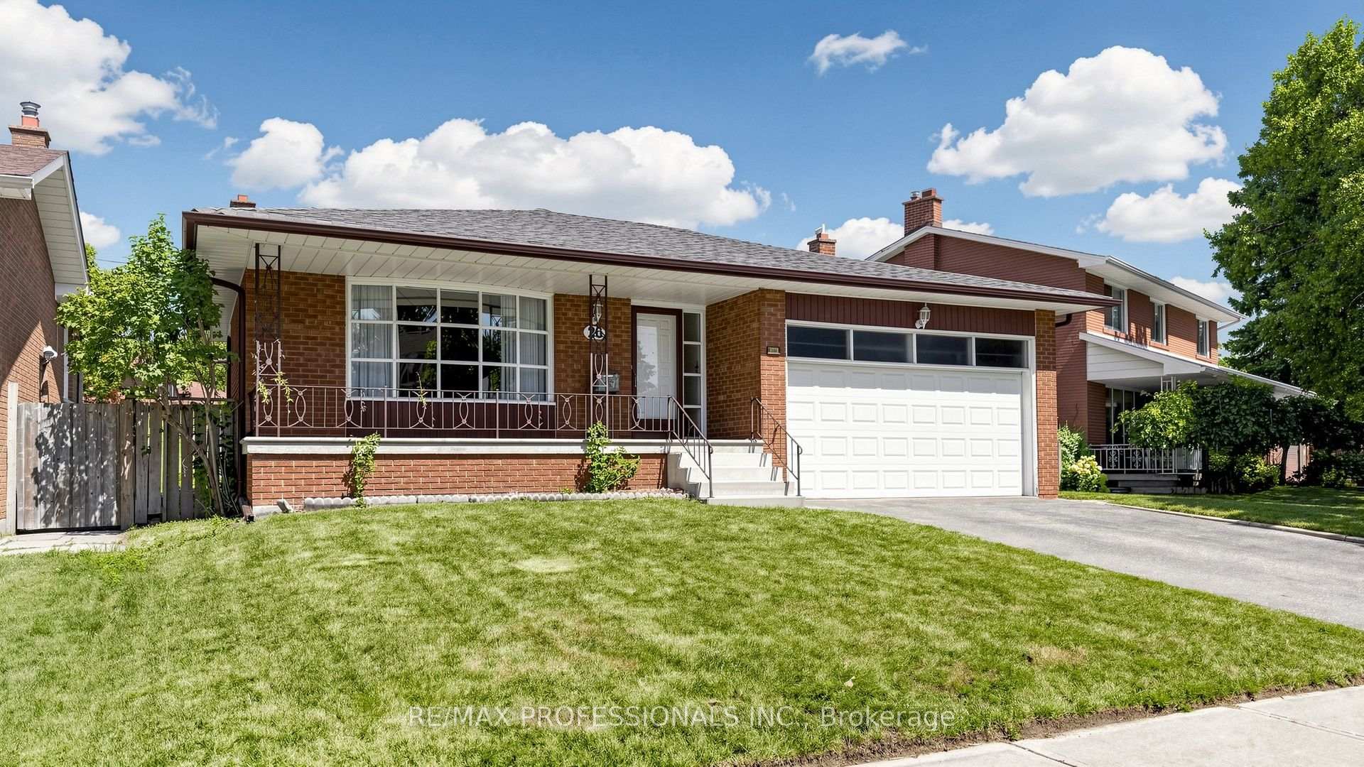 Photo 2 of 26 Woodcrest Drive, Etobicoke, Edenbridge-Humber Valley — HOMEH