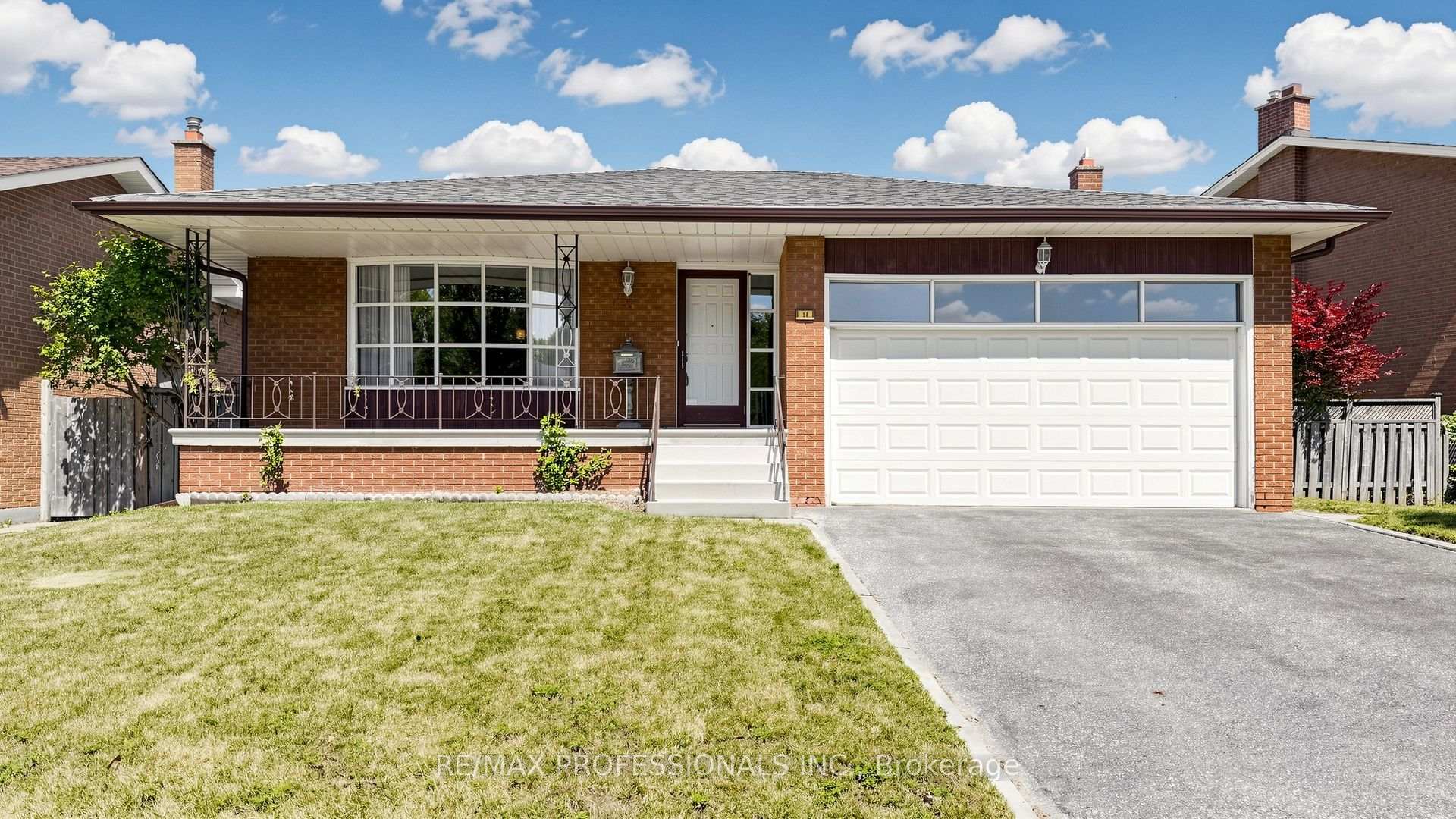 Photo 4 of 26 Woodcrest Drive, Etobicoke, Edenbridge-Humber Valley — HOMEH