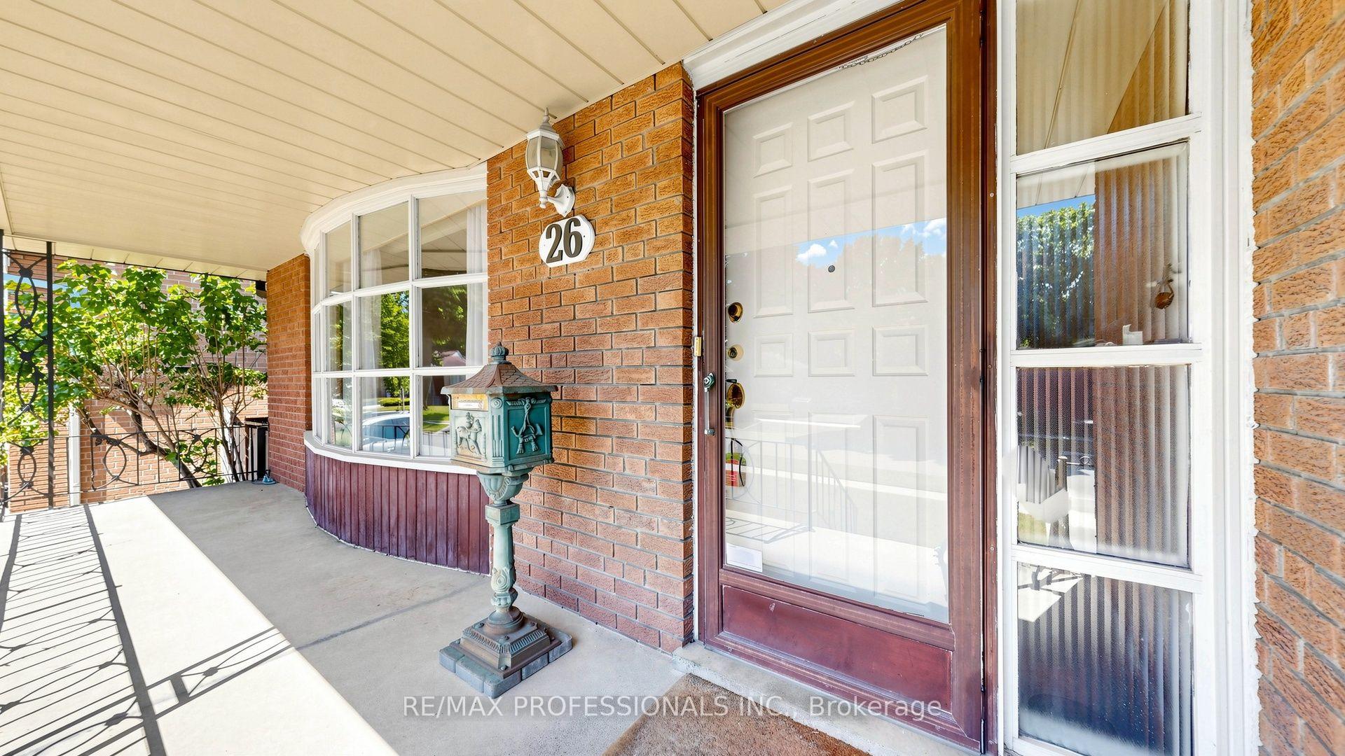 Photo 5 of 26 Woodcrest Drive, Etobicoke, Edenbridge-Humber Valley — HOMEH