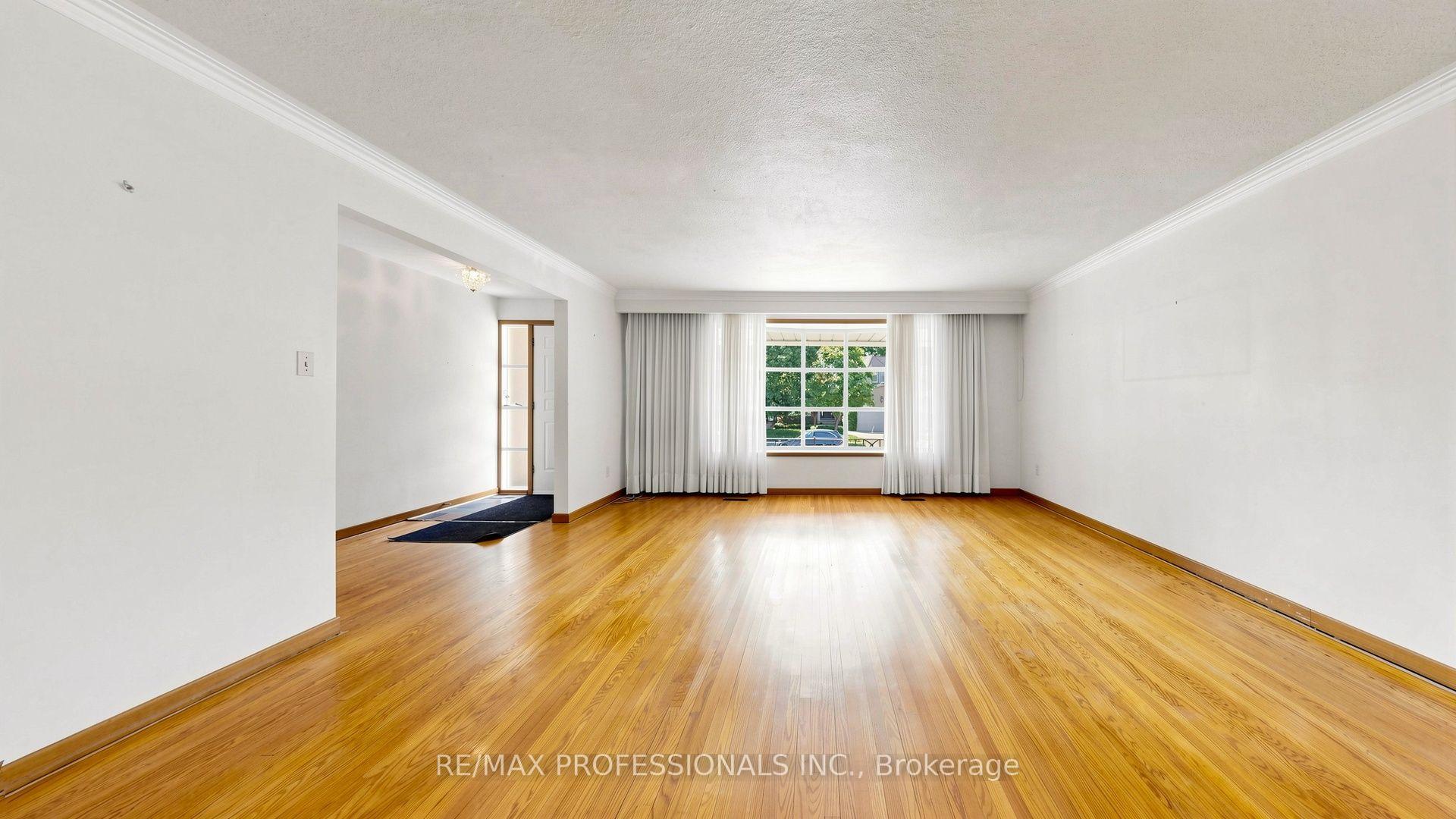 Photo 7 of 26 Woodcrest Drive, Etobicoke, Edenbridge-Humber Valley — HOMEH