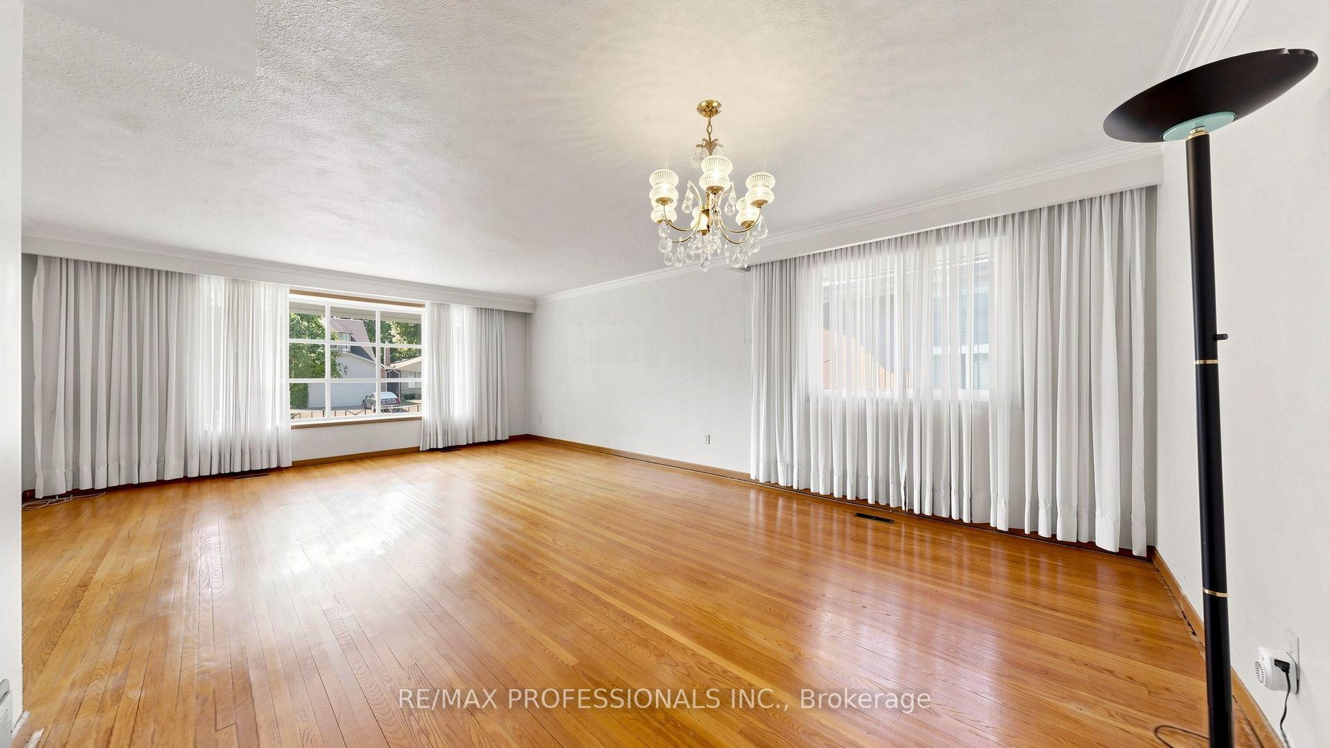 Photo 9 of 26 Woodcrest Drive, Etobicoke, Edenbridge-Humber Valley — HOMEH