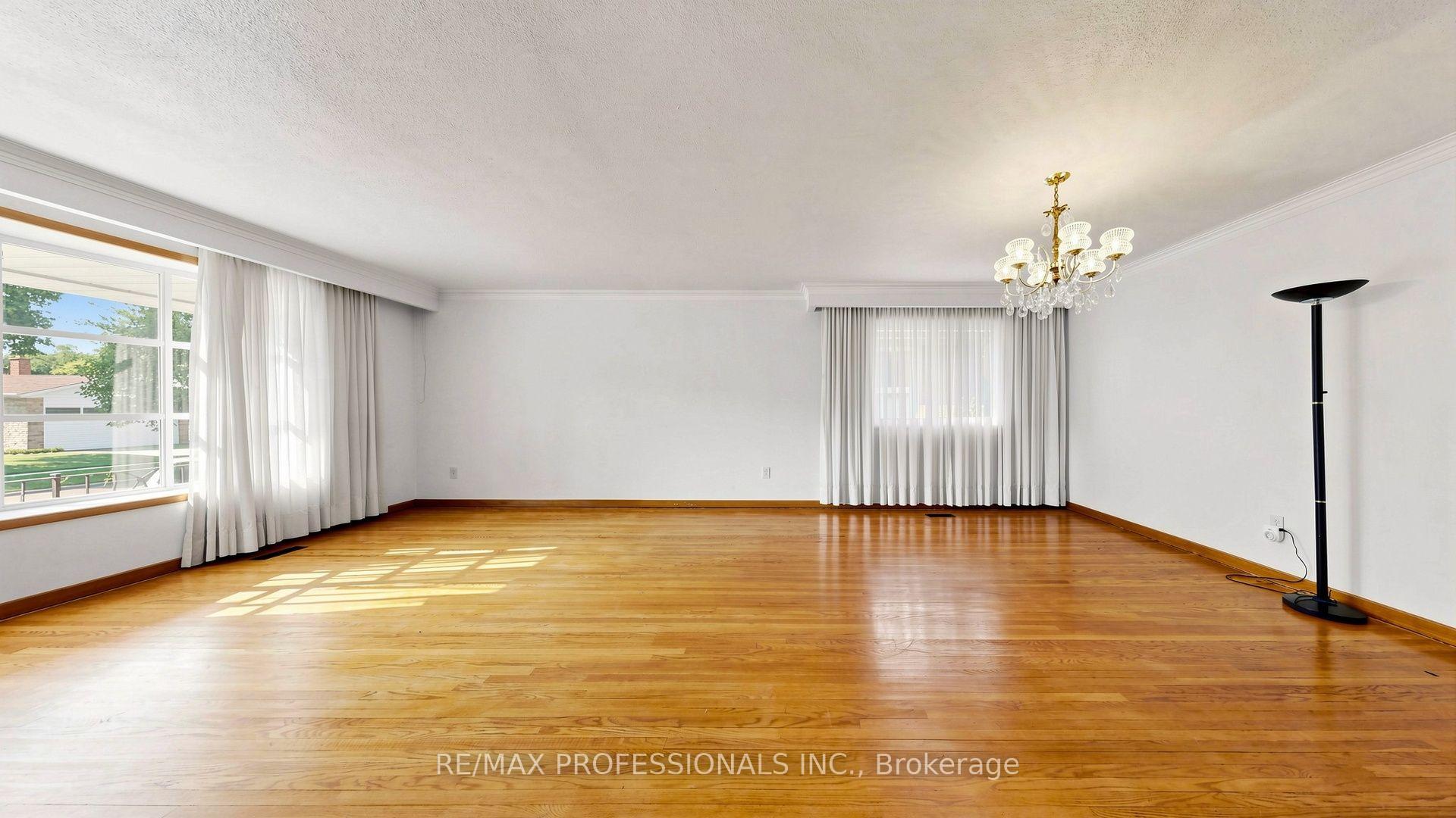 Photo 10 of 26 Woodcrest Drive, Etobicoke, Edenbridge-Humber Valley — HOMEH