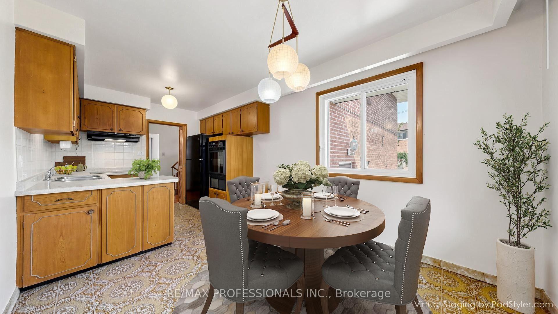 Photo 11 of 26 Woodcrest Drive, Etobicoke, Edenbridge-Humber Valley — HOMEH