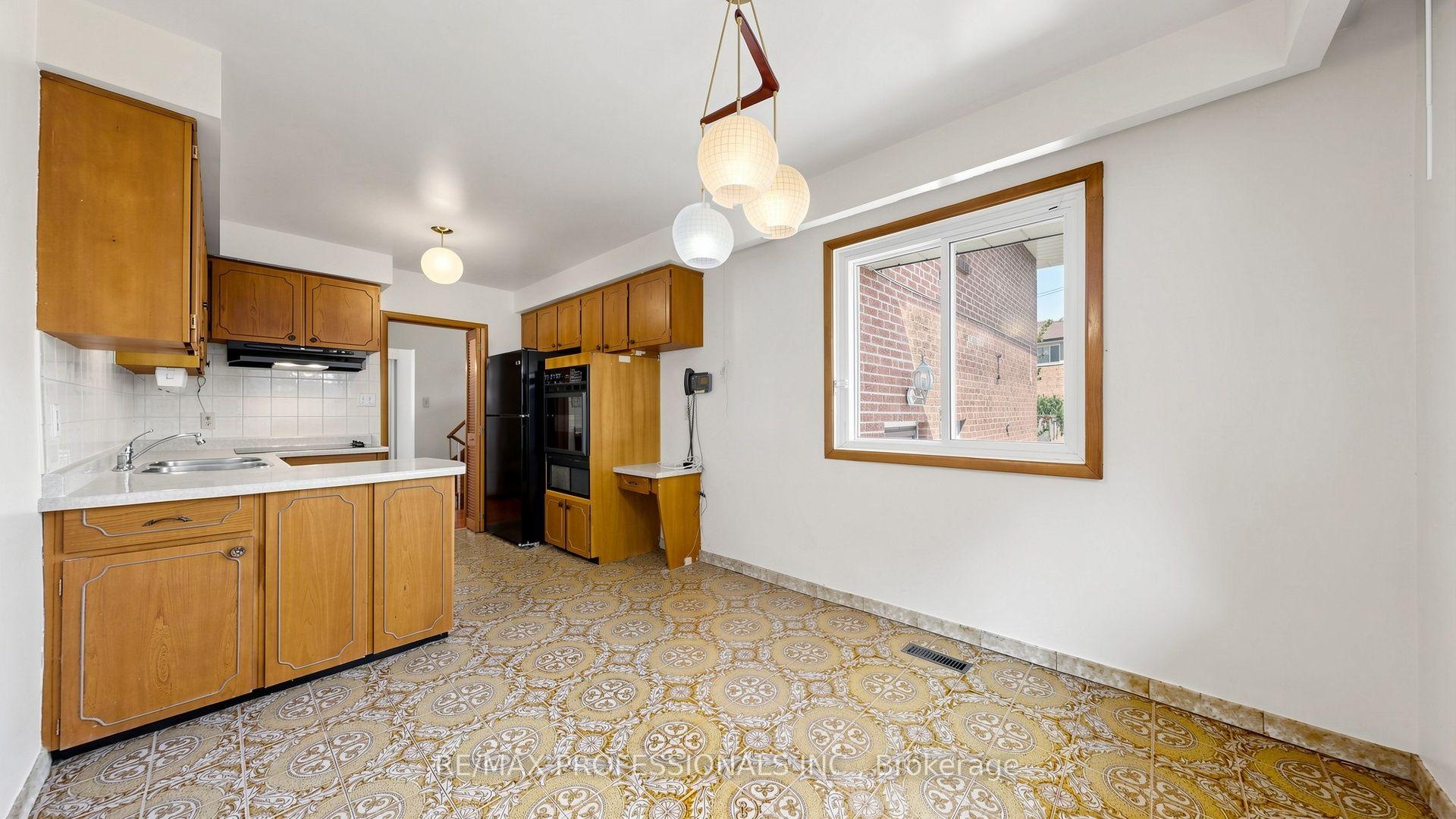 Photo 12 of 26 Woodcrest Drive, Etobicoke, Edenbridge-Humber Valley — HOMEH