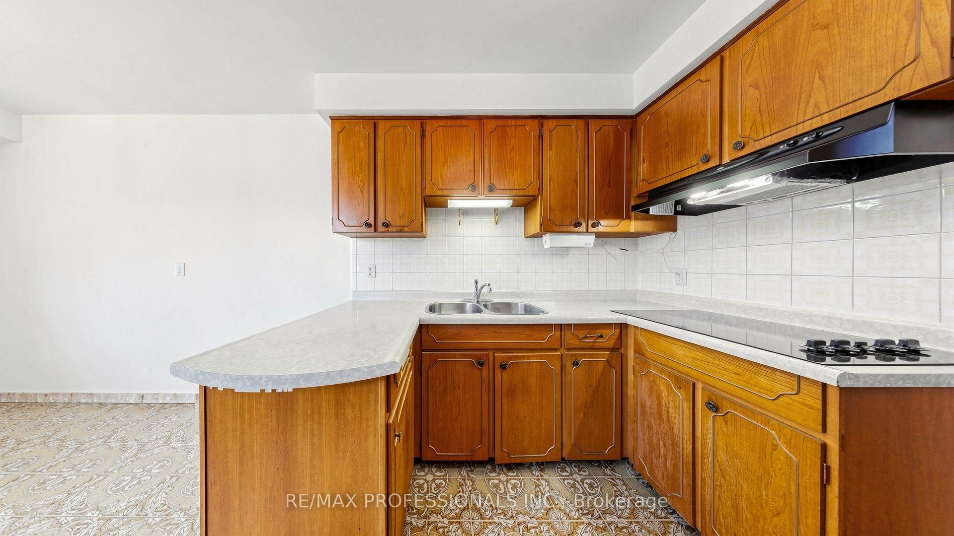 Photo 13 of 26 Woodcrest Drive, Etobicoke, Edenbridge-Humber Valley — HOMEH