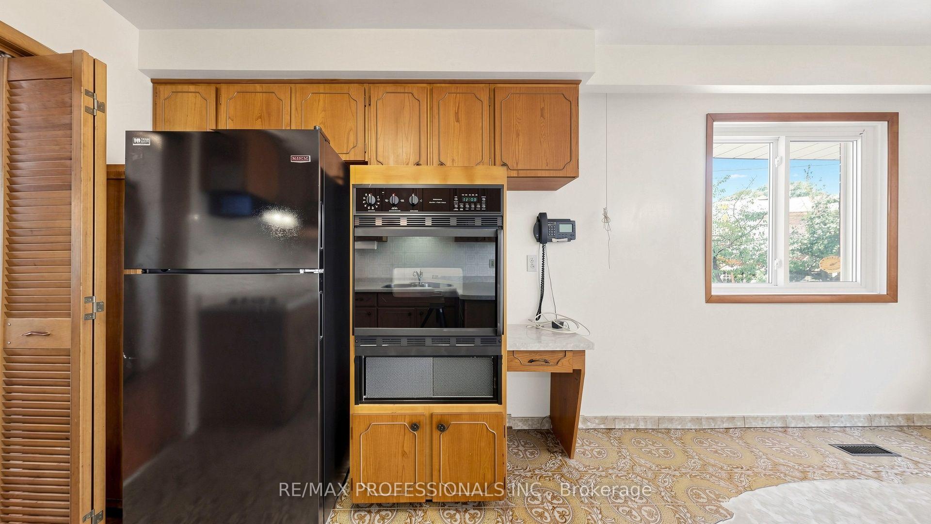 Photo 14 of 26 Woodcrest Drive, Etobicoke, Edenbridge-Humber Valley — HOMEH