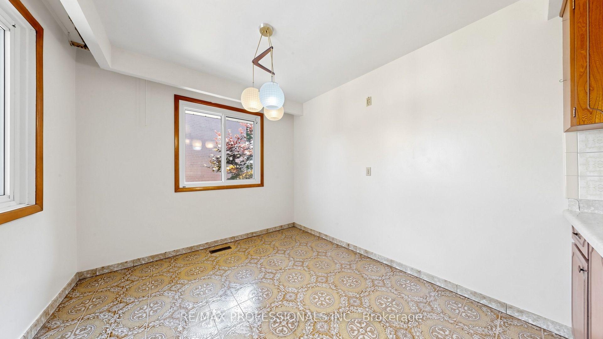 Photo 15 of 26 Woodcrest Drive, Etobicoke, Edenbridge-Humber Valley — HOMEH
