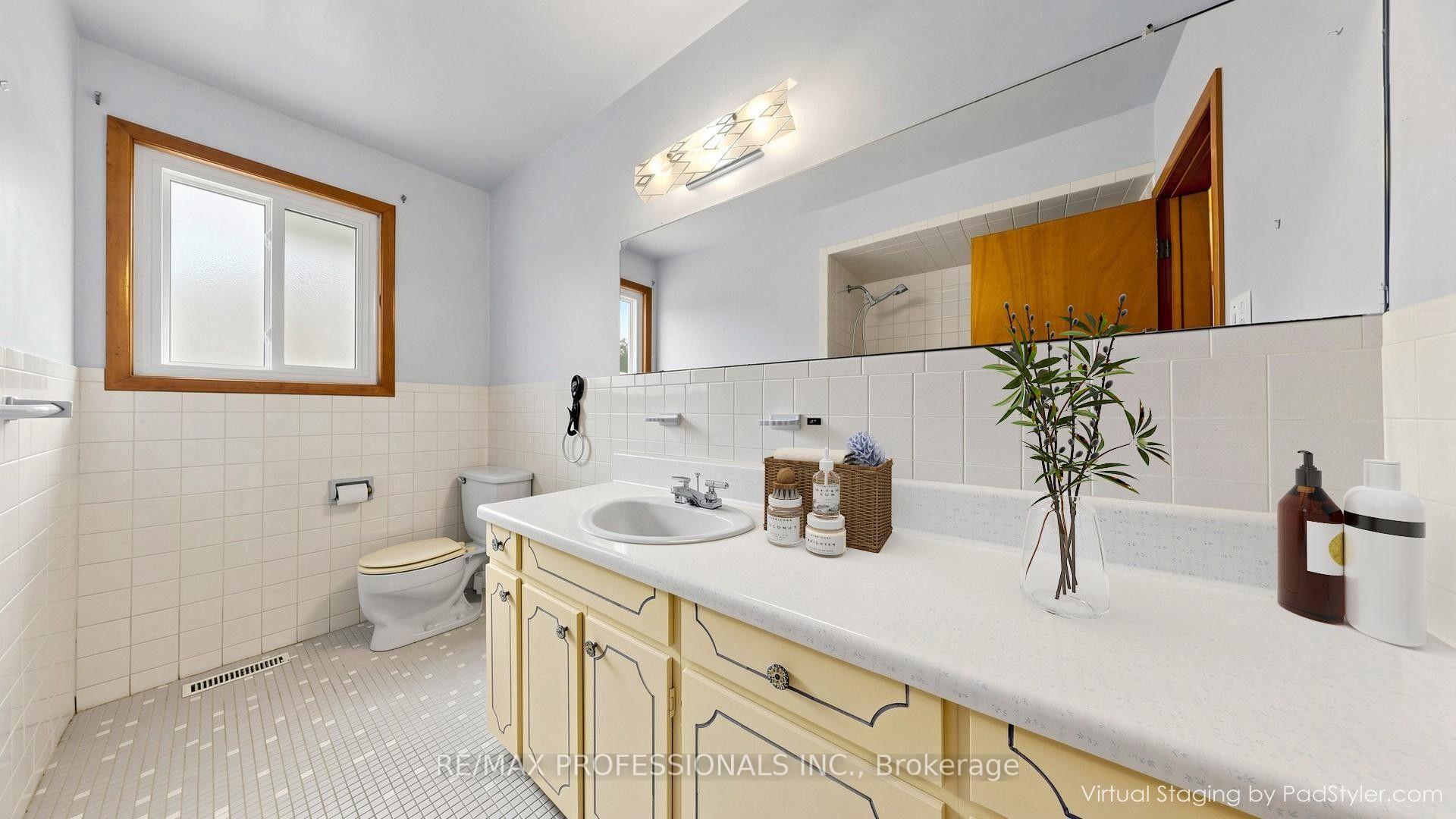 Photo 16 of 26 Woodcrest Drive, Etobicoke, Edenbridge-Humber Valley — HOMEH