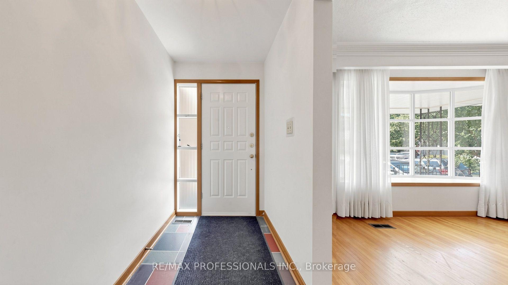 Photo 17 of 26 Woodcrest Drive, Etobicoke, Edenbridge-Humber Valley — HOMEH