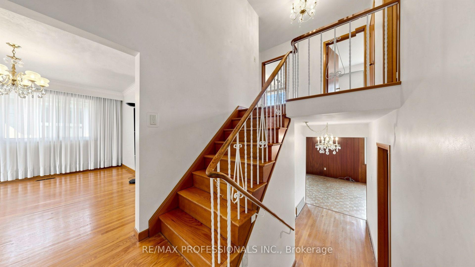 Photo 18 of 26 Woodcrest Drive, Etobicoke, Edenbridge-Humber Valley — HOMEH