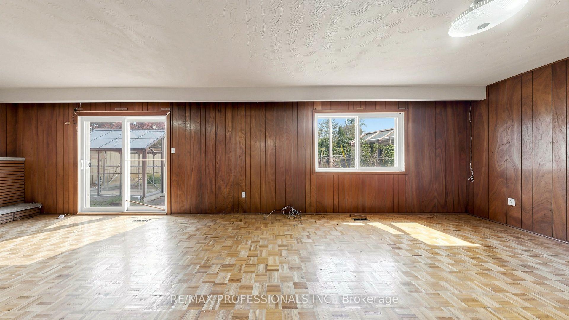 Photo 20 of 26 Woodcrest Drive, Etobicoke, Edenbridge-Humber Valley — HOMEH