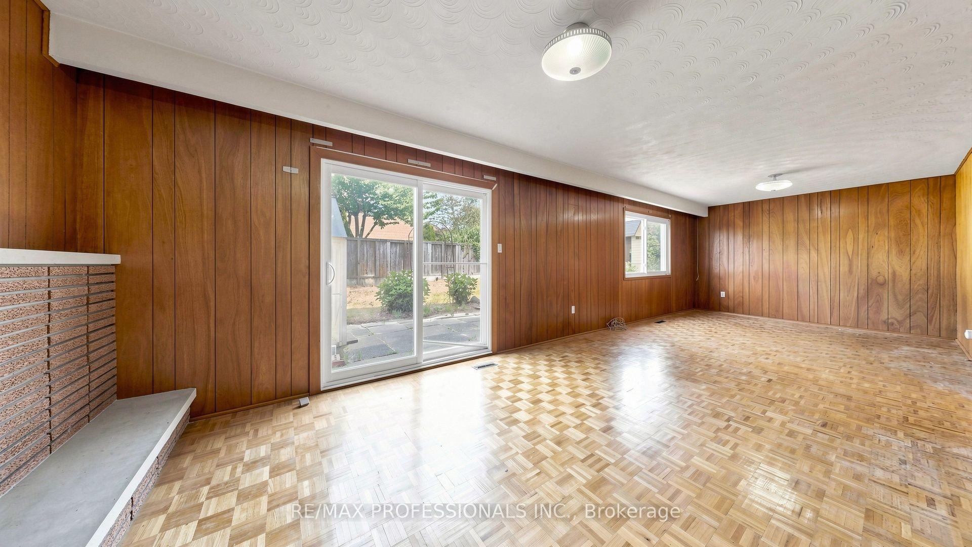 Photo 21 of 26 Woodcrest Drive, Etobicoke, Edenbridge-Humber Valley — HOMEH