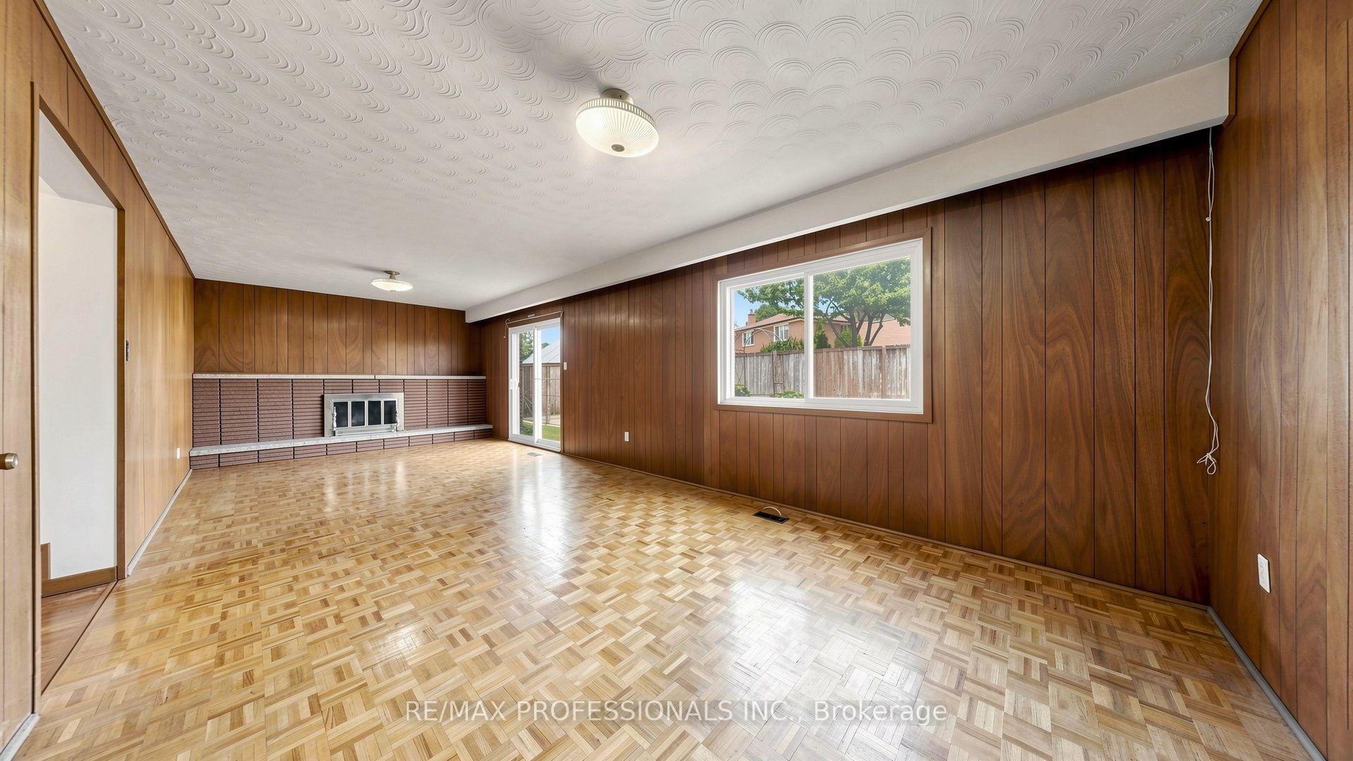 Photo 22 of 26 Woodcrest Drive, Etobicoke, Edenbridge-Humber Valley — HOMEH