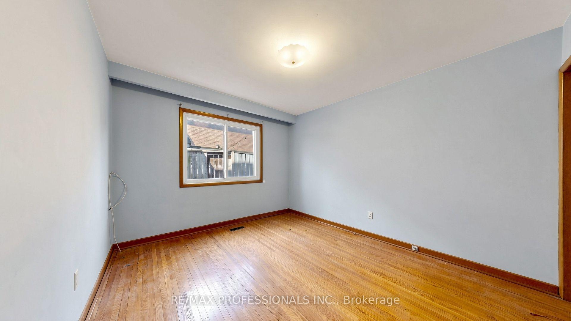 Photo 24 of 26 Woodcrest Drive, Etobicoke, Edenbridge-Humber Valley — HOMEH