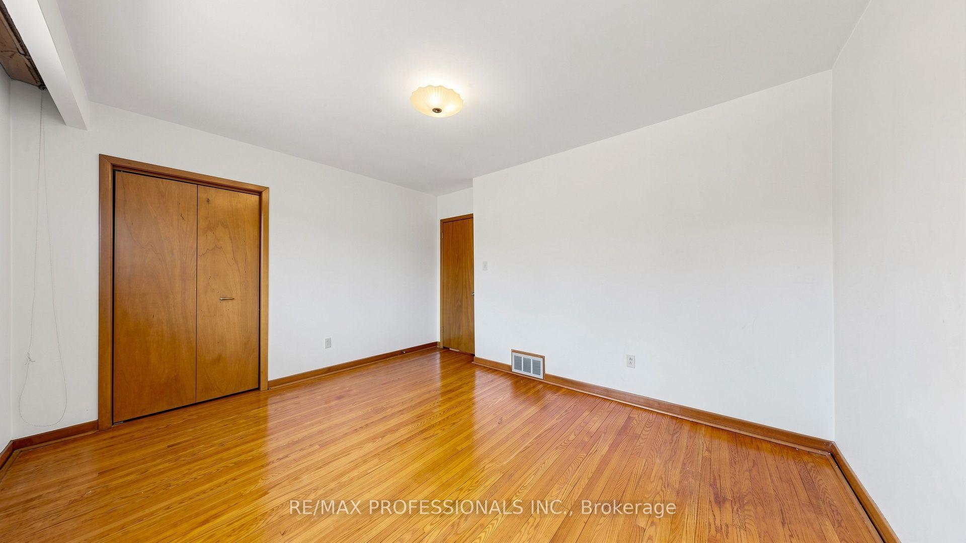 Photo 31 of 26 Woodcrest Drive, Etobicoke, Edenbridge-Humber Valley — HOMEH